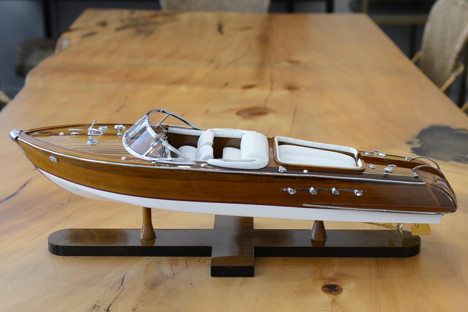 Model Riva with wooden structure in light wood
in honey brown finish.
Speed-boat modal with many hand-crafted details. 
Model on wooden base.
 