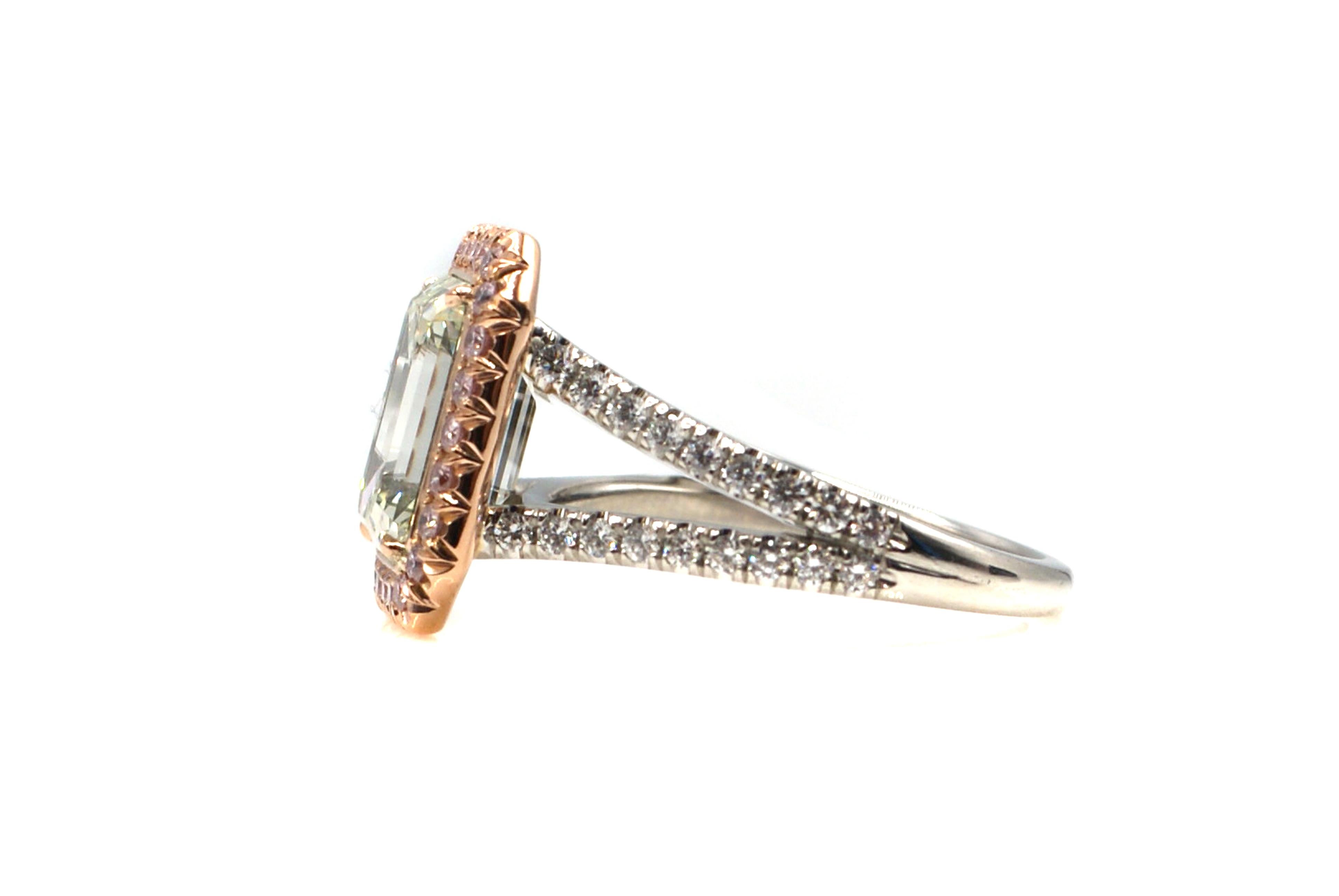 Cette création unique de Rive Gauche Jewelry présente un diamant taille émeraude de 3,46 carats accompagné d'un rapport du GIA indiquant que ce diamant est de couleur Natural Fancy Light Greenish Yellow et de pureté VS2. Le rapport parfait entre la