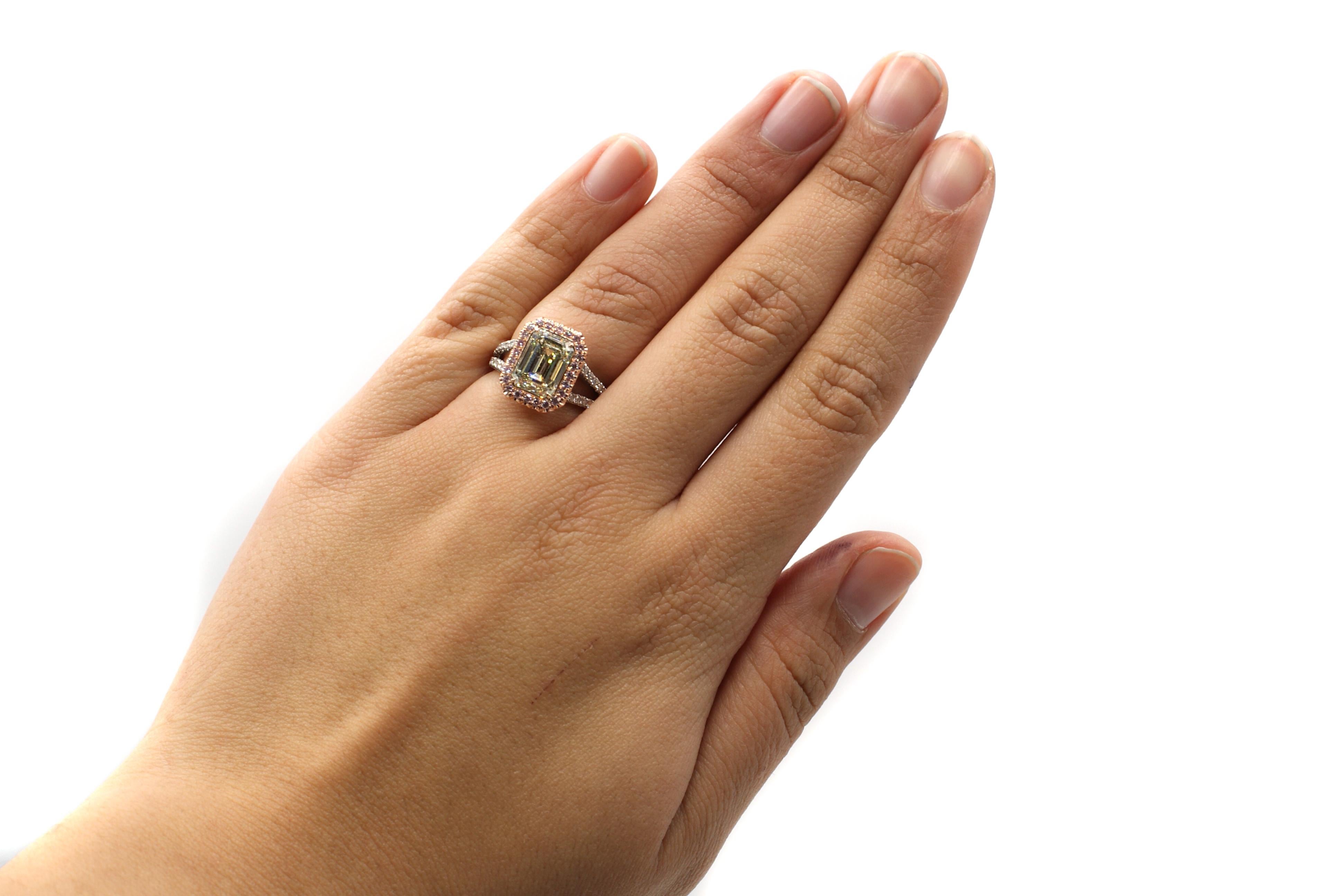 Rive Gauche Jewelry 3.46 Karat Natürlicher Fancy Color Diamant Ring (Smaragdschliff) im Angebot