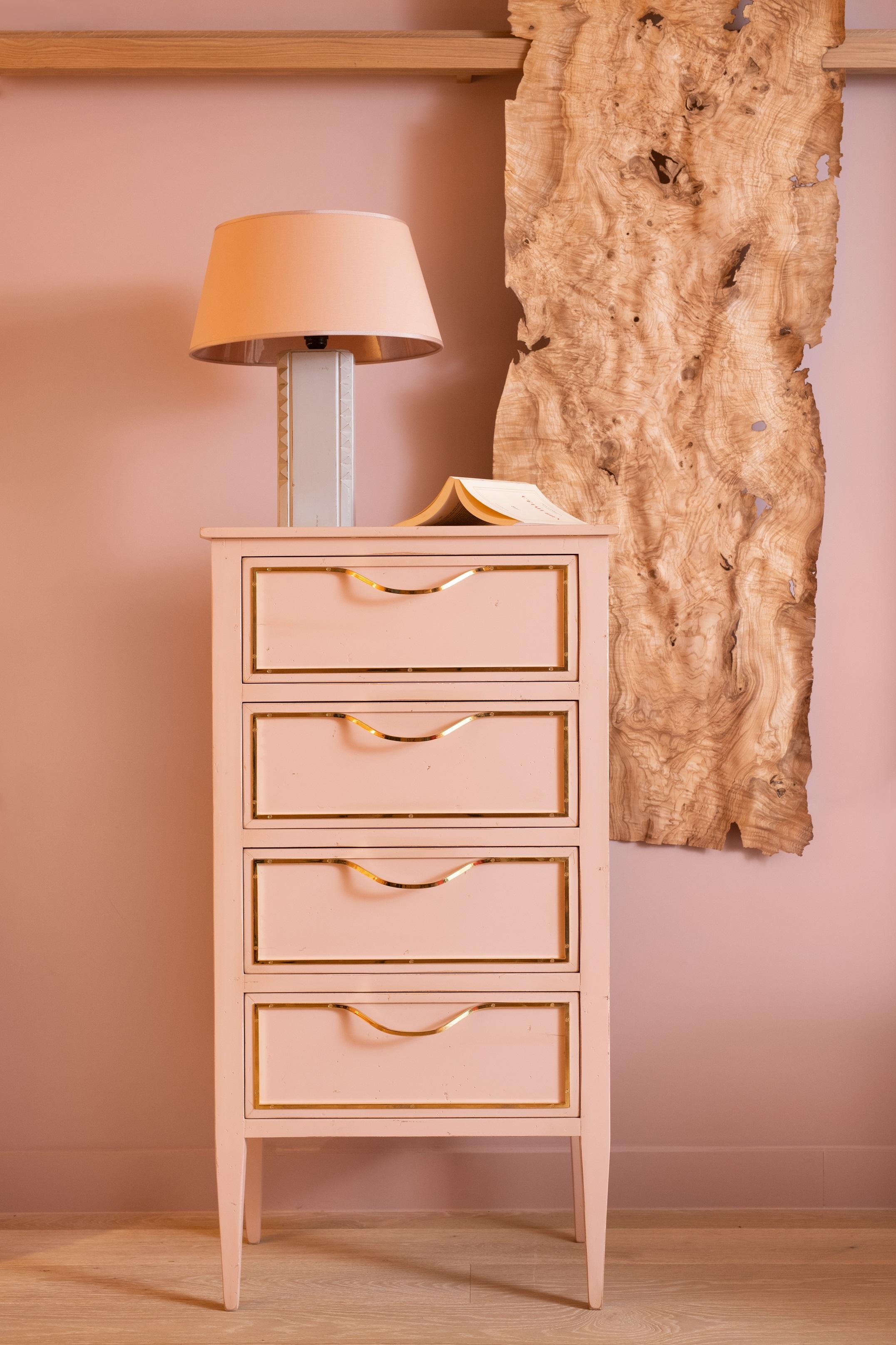 Grège lacquered beech lamp with square foot, cut sides highlighted with diamond points.
It is a piece of furniture made by hand by the craftsmen of Moissonnier, French cabinetmaker since 1885. Our craftsmen use ancestral know-how and have developed