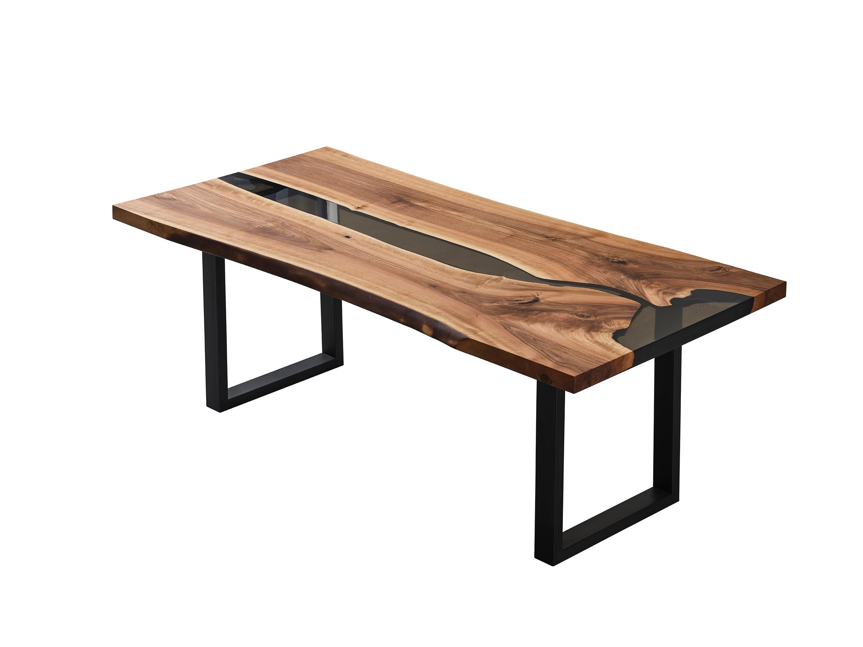 Tavolo da pranzo River Epoxy Walnut Wood - Tavolo con bordo vivo - Tavolo personalizzabile in vendita 2