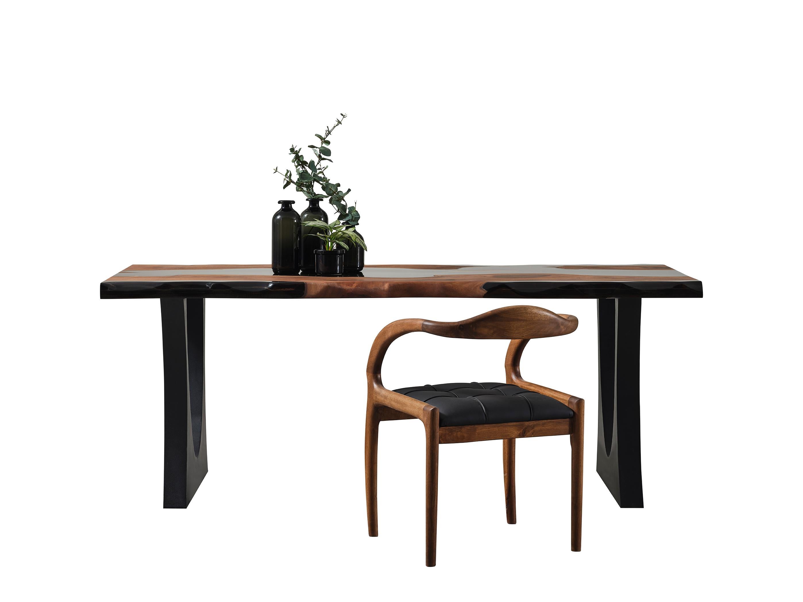 Turco Tavolo da pranzo River Epoxy Walnut Wood - Tavolo con bordo vivo - Tavolo personalizzabile in vendita