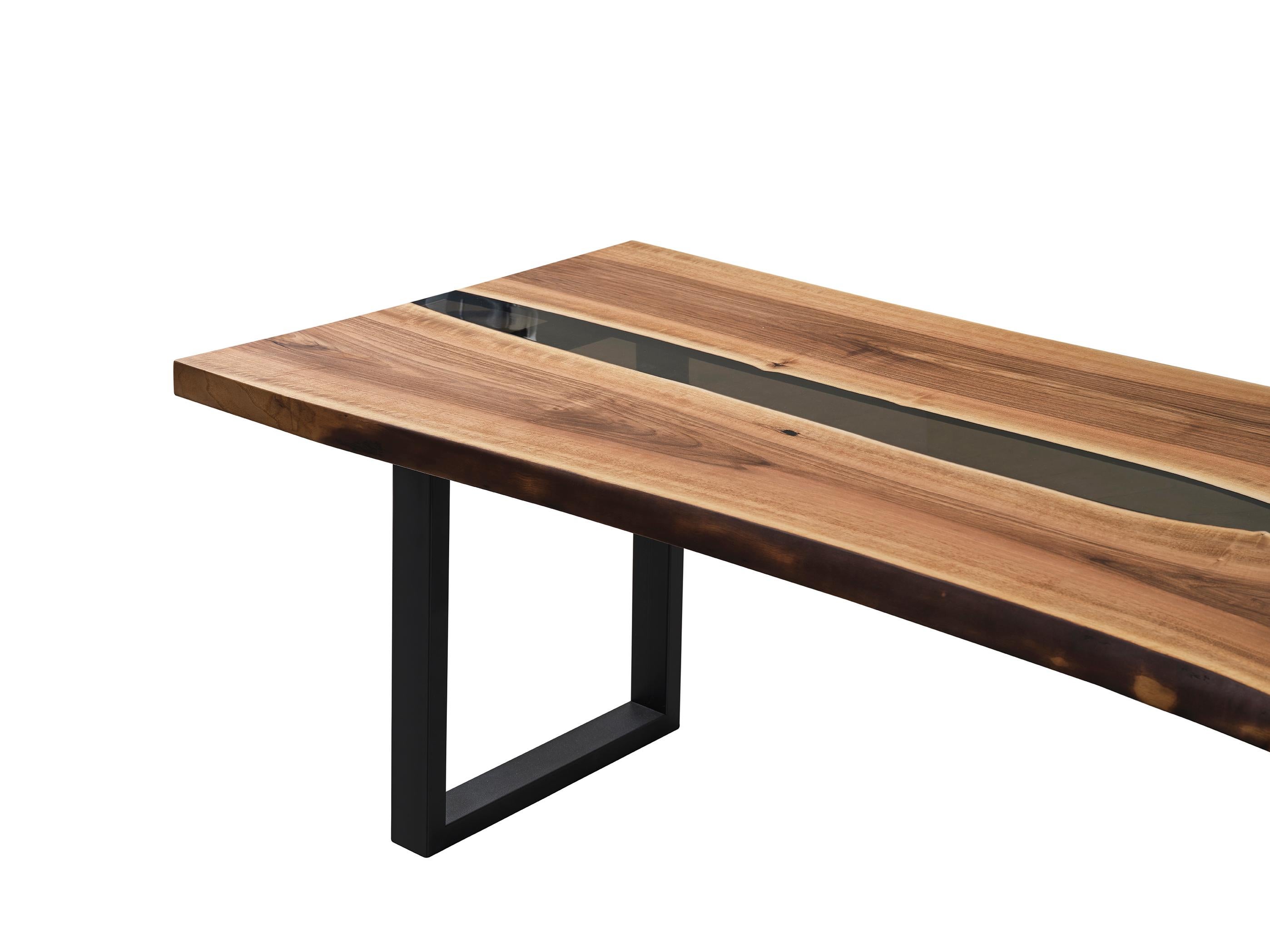 Fatto a mano Tavolo da pranzo River Epoxy Walnut Wood - Tavolo con bordo vivo - Tavolo personalizzabile in vendita