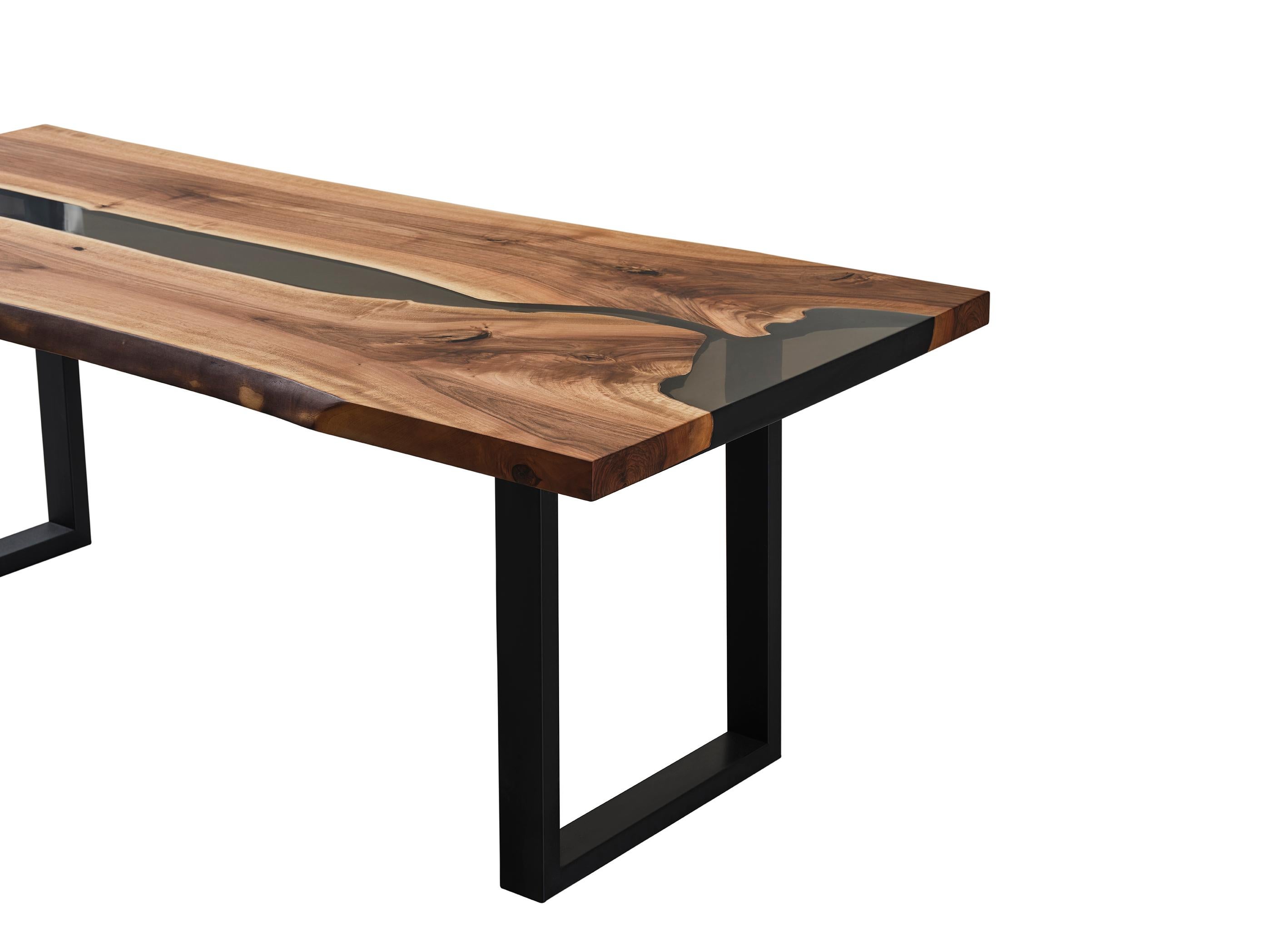 Tavolo da pranzo River Epoxy Walnut Wood - Tavolo con bordo vivo - Tavolo personalizzabile in vendita 1