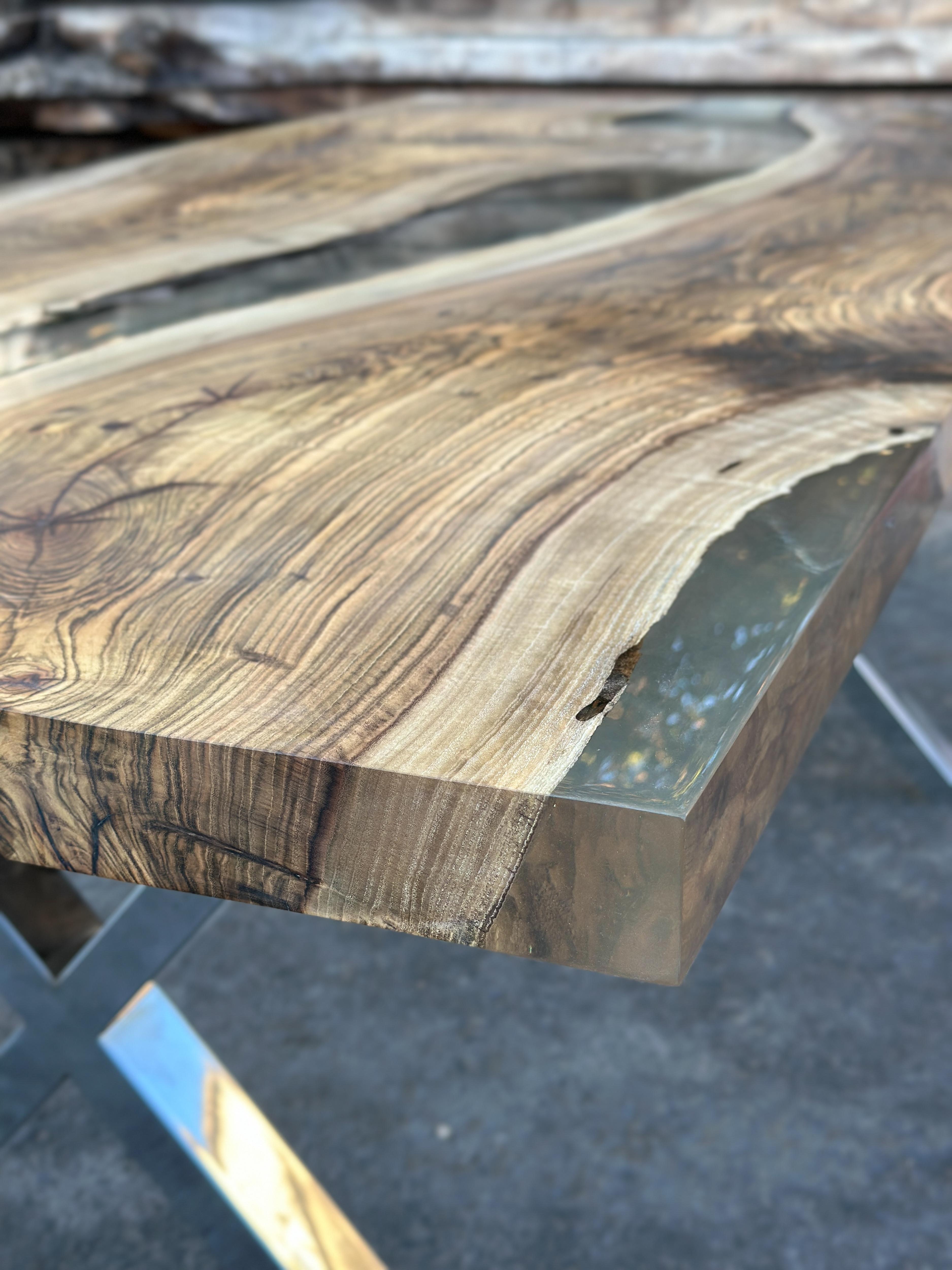 Turc Table de salle à manger Live Edge River Table en vente