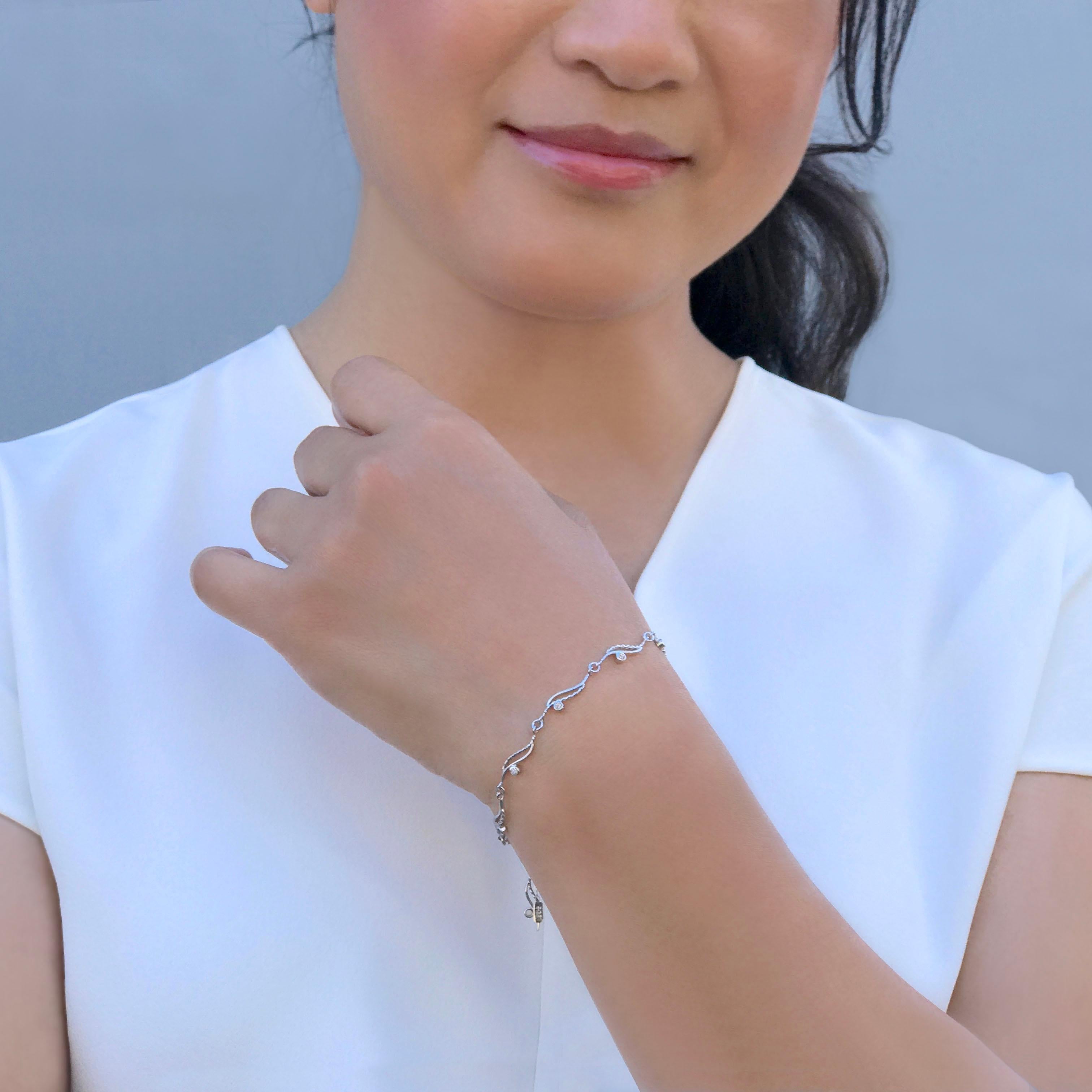 Brilliant Cut River-Rose-Twist-Flow Bracelet with Diamond 18 Karat For Sale