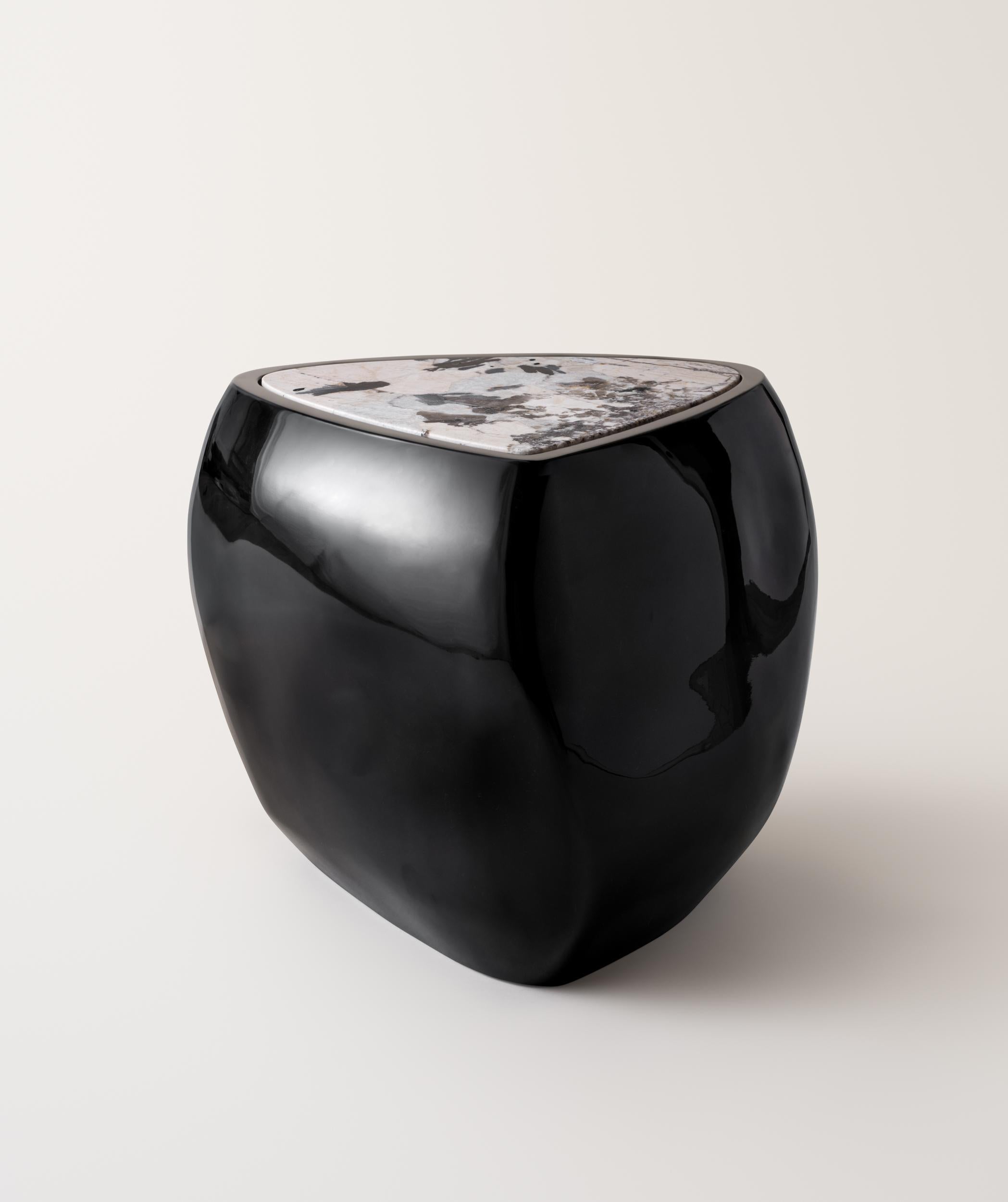 River Side Table in Black High Gloss with Calacatta Viola Marble For Sale 7