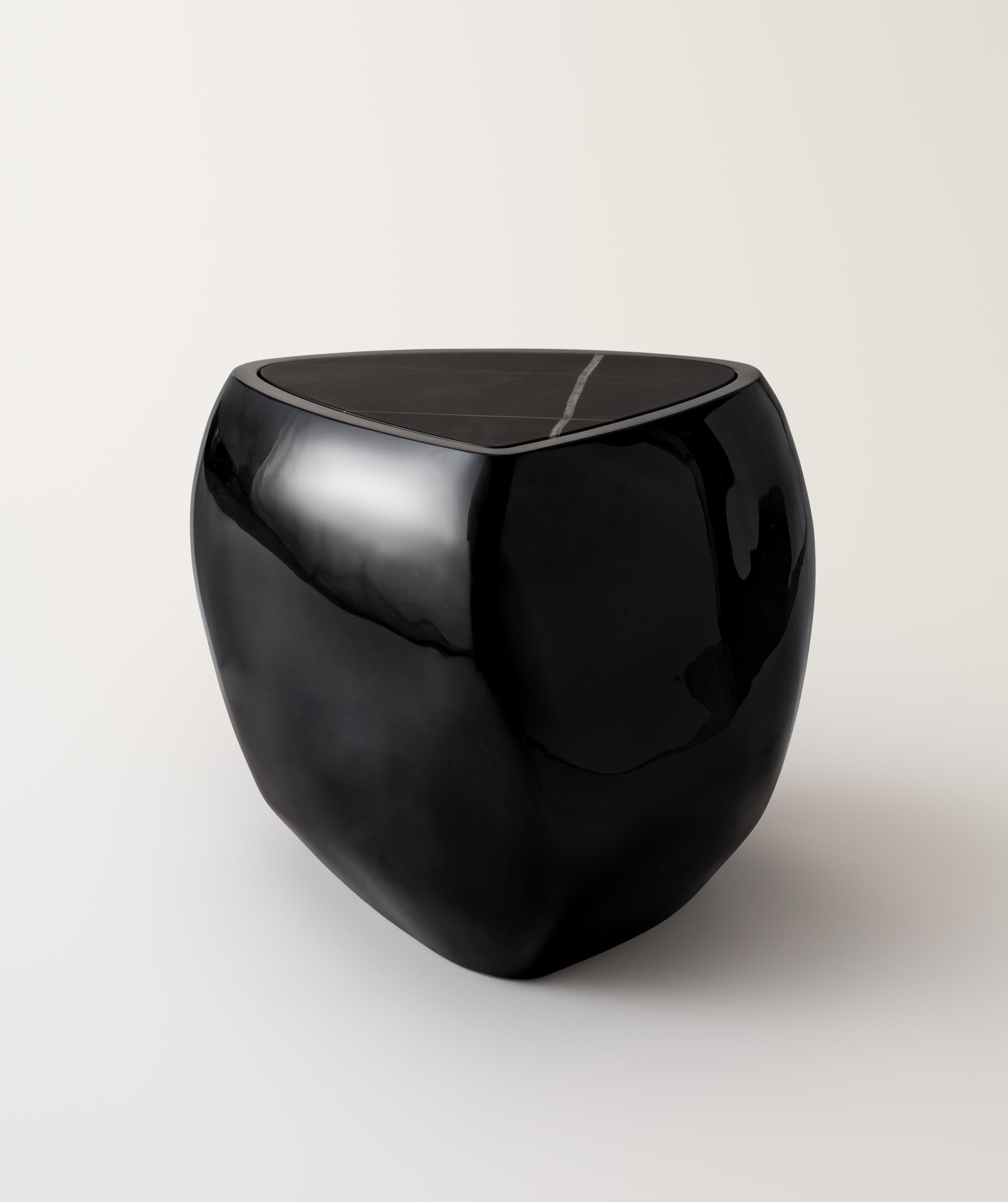 Ispirato alle pietre modellate e levigate dai corpi idrici in continua evoluzione, il River Side Table presenta una forma scultorea e asimmetrica fatta di curve e linee morbide. Il tavolo è stato sapientemente realizzato stratificando a mano la