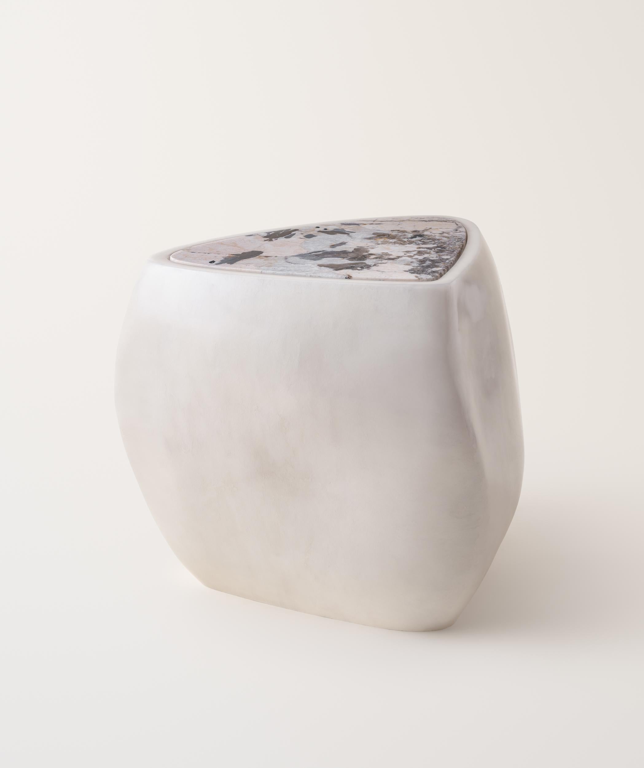 Table d'appoint River en crème et marbre Patagonia Neuf - En vente à New York, NY