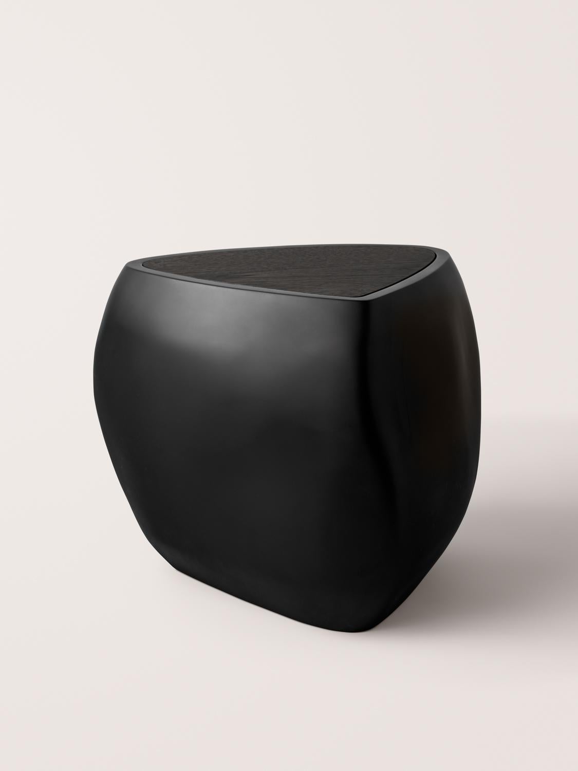 Inspirée par les pierres façonnées et polies par les plans d'eau en constante évolution, la table d'appoint River Side Table présente une forme sculpturale et asymétrique composée de courbes et de lignes douces. La table est fabriquée de manière