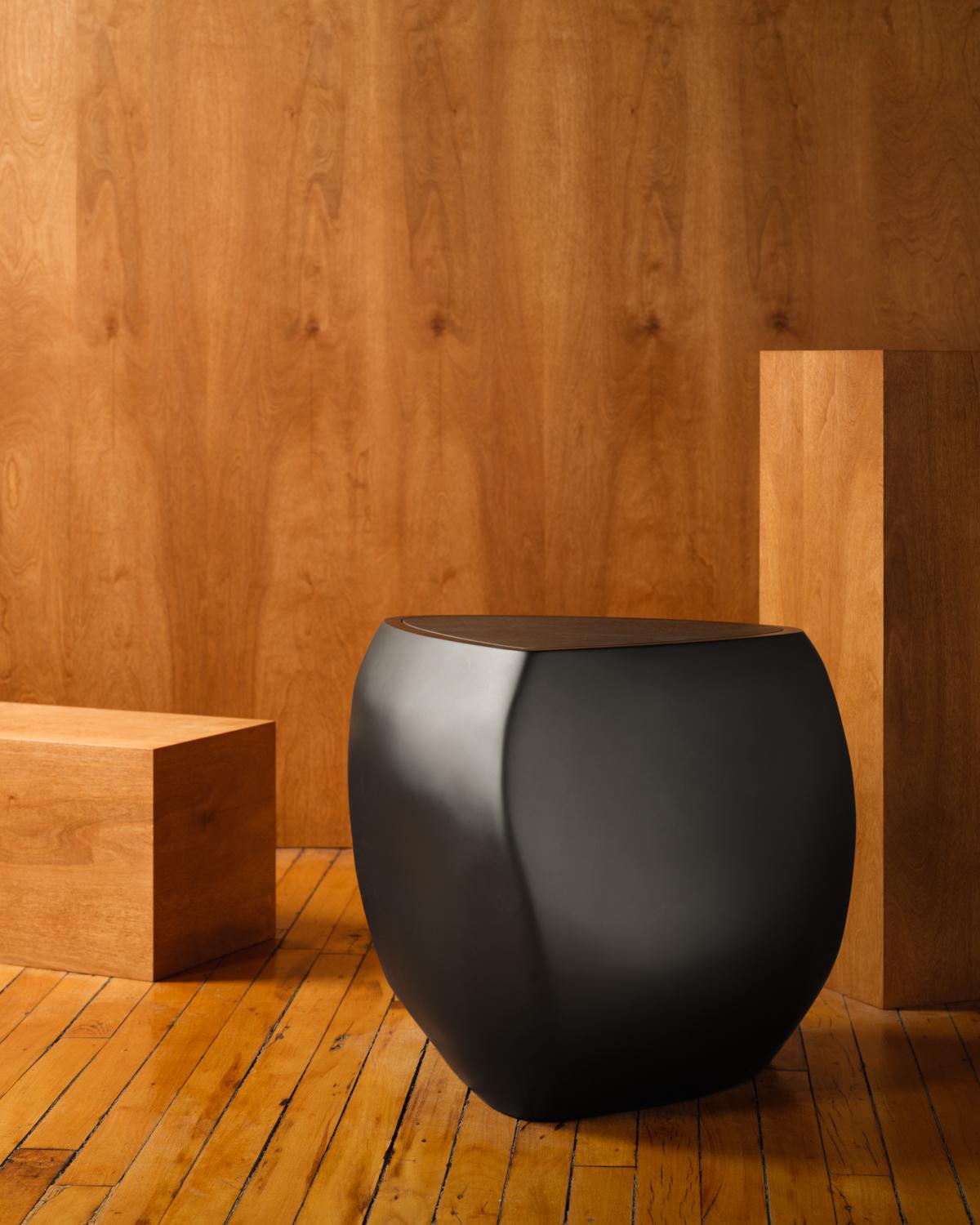Ébénisé Konekt River Side Table - Matte Black Fiberglass and Ebonized Walnut en vente