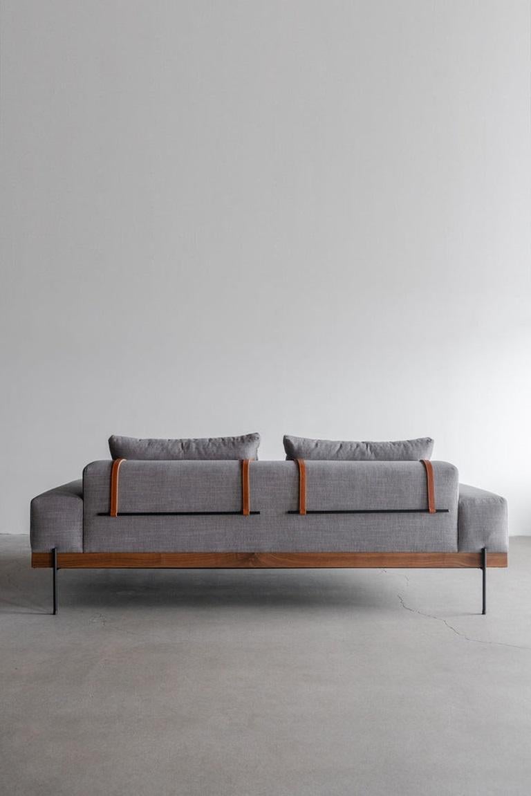 Ce canapé est fabriqué sur mesure à Los Angeles. Le cadre en bois est découpé à la bonne taille et assemblé. Le rembourrage est coupé et cousu à la forme du coussin individuel. L'acier industriel est découpé et soudé pour les pieds. ACIER INDUSTRIEL