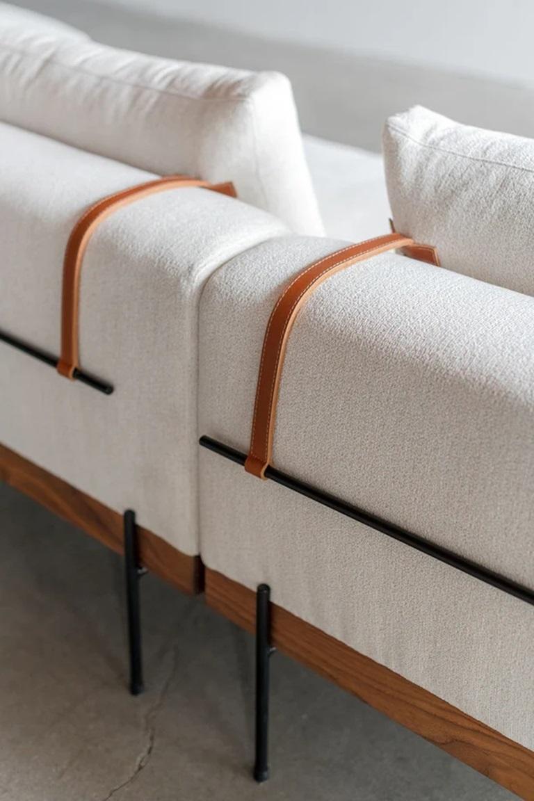 Ce sectionnel est fabriqué sur mesure à Los Angeles. Le cadre en bois est découpé sur mesure et assemblé. Le rembourrage est coupé et cousu à la forme de chaque coussin. L'acier industriel est découpé et soudé pour les pieds.
ACIER INDUSTRIEL +