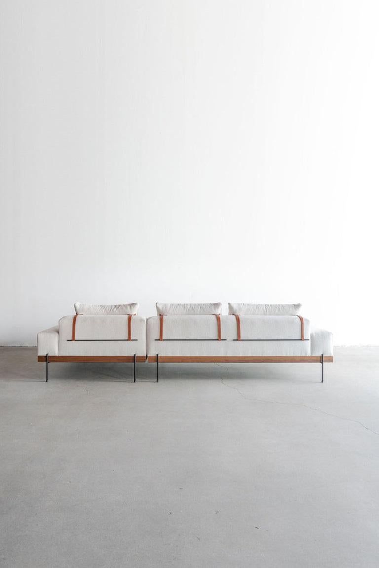 Ce sectionnel est fabriqué sur mesure à Los Angeles. Le cadre en bois est découpé sur mesure et assemblé. Le rembourrage est coupé et cousu à la forme de chaque coussin. L'acier industriel est découpé et soudé pour les pieds. 
ACIER INDUSTRIEL +