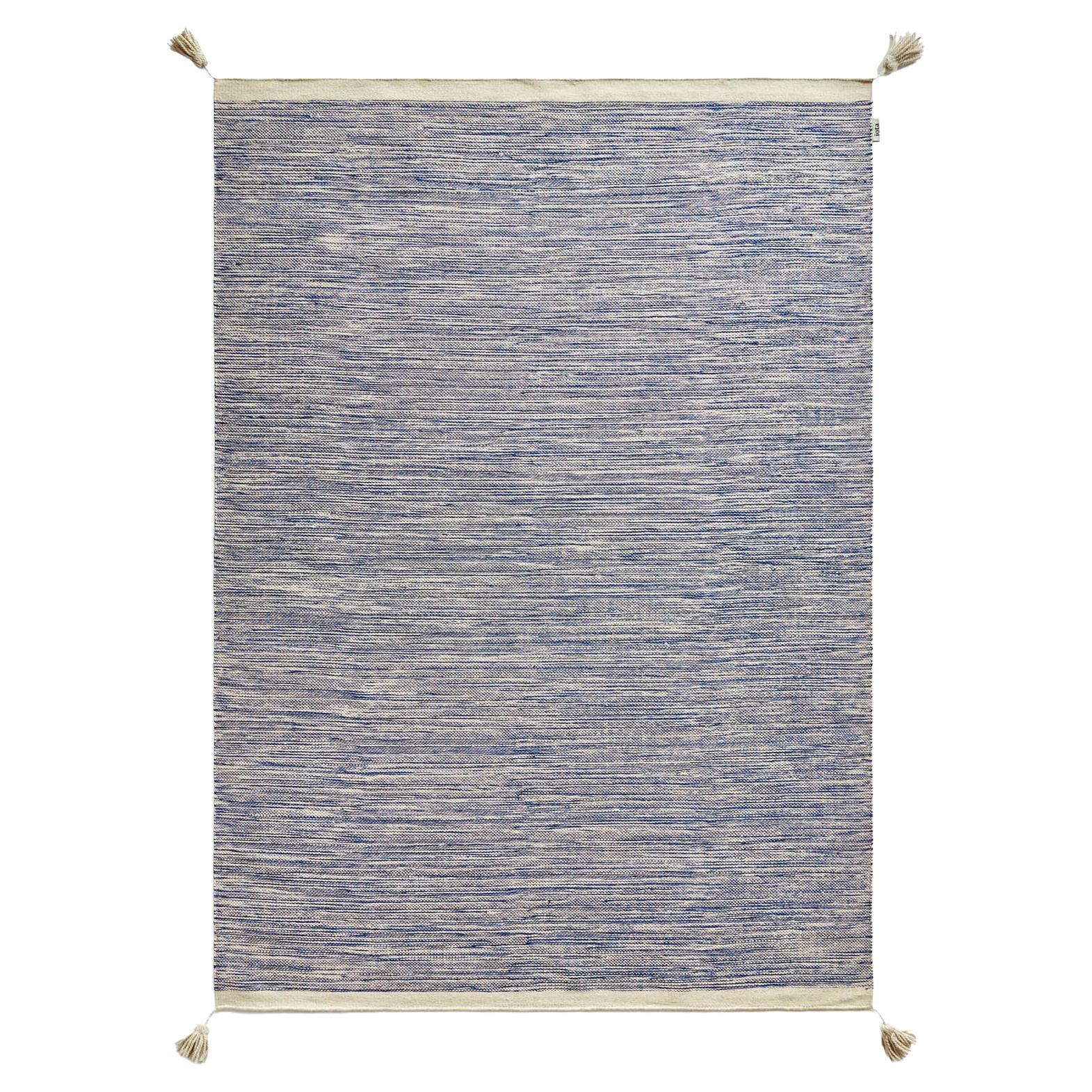 Handgewebter Indoor-Teppich „Rivers“ aus blauem Sand von iota