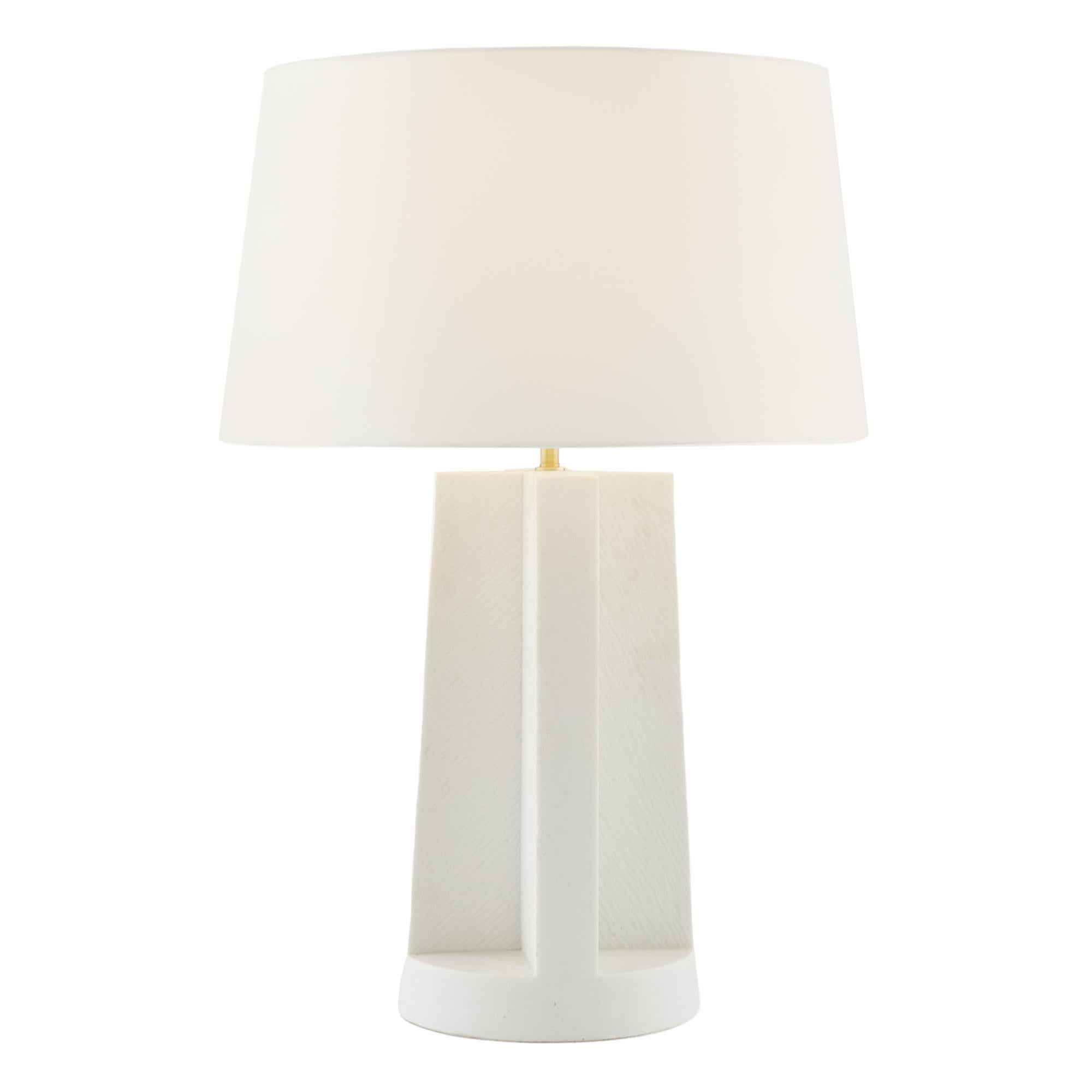 Imaginée dans une silhouette audacieuse de signe plus, la lampe Riverton est fabriquée en composite de pierre de rivière ivoire, sa forme sculpturale étant rehaussée par une finition texturée appliquée aux surfaces encastrées. Ce design géométrique
