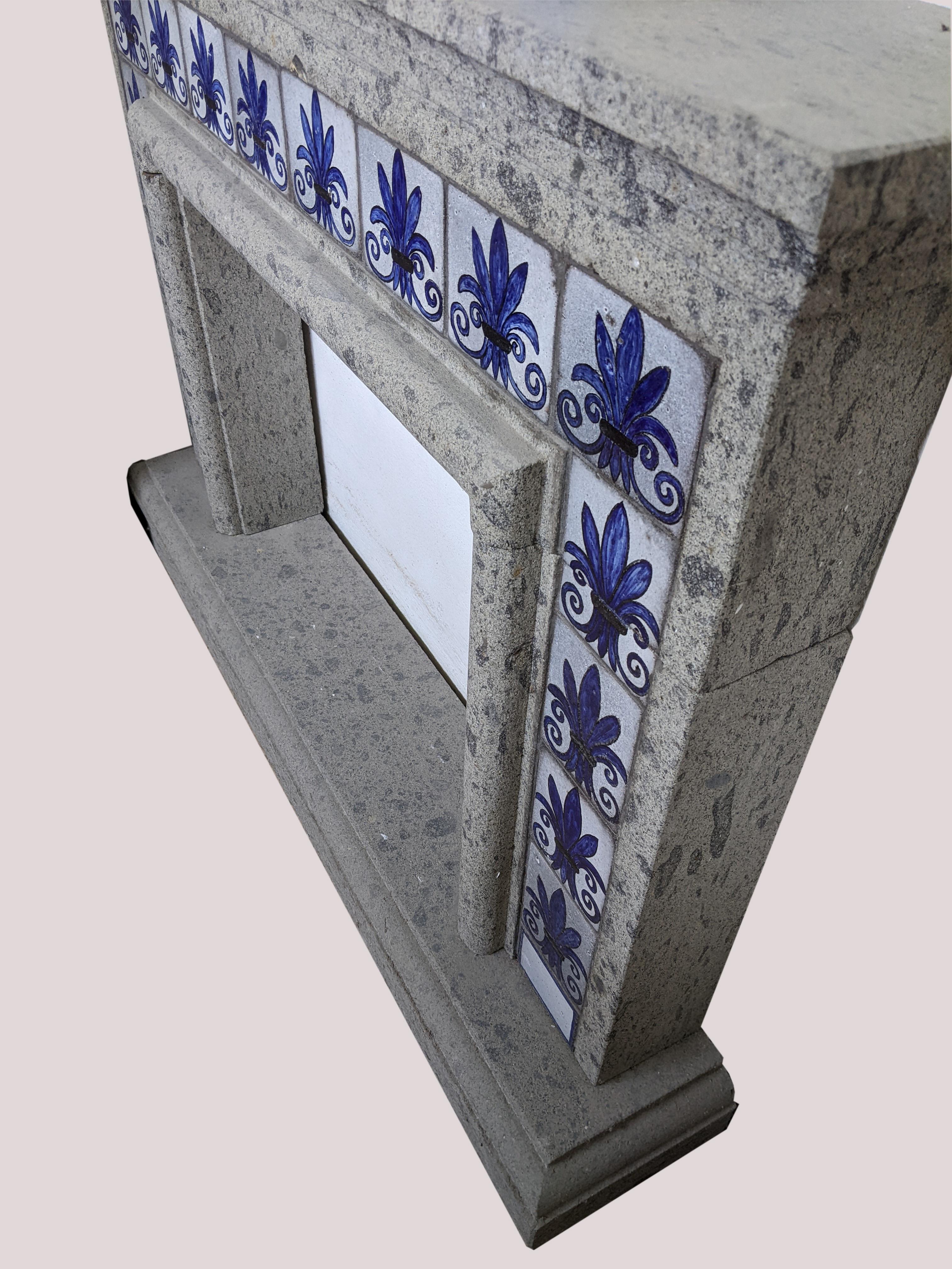 Italian Habillage de cheminée en pierre et en céramique - fabriqué en Italie en vente