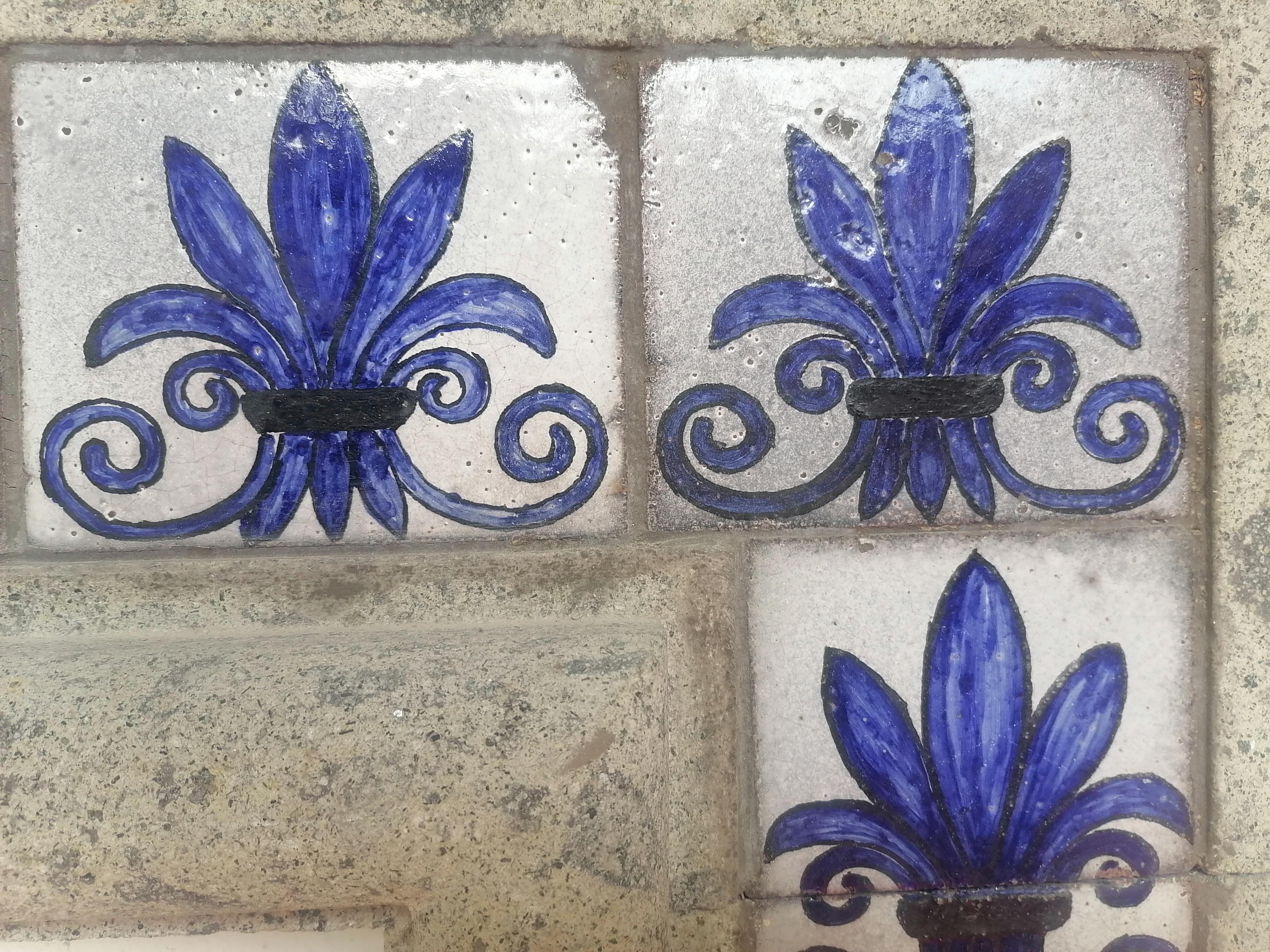 Fait main Habillage de cheminée en pierre et en céramique - fabriqué en Italie en vente