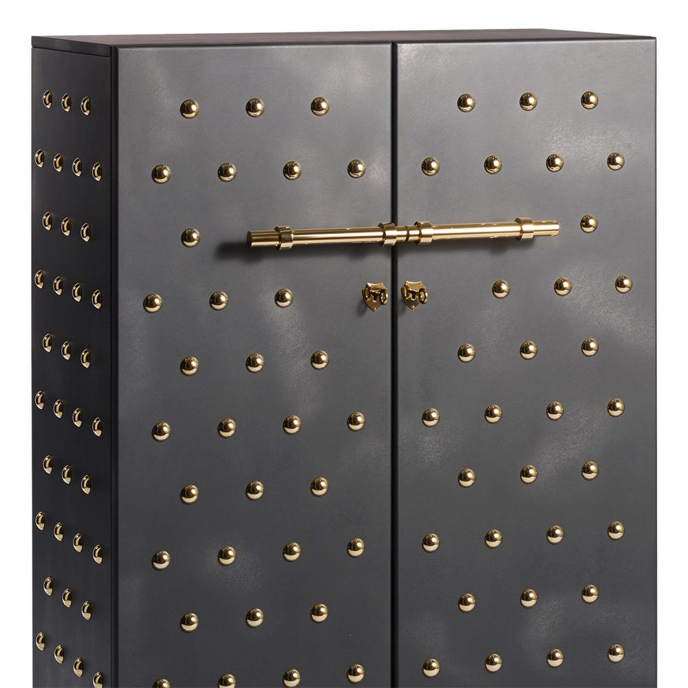 Cabinet riveted with structure in casted iron in iron finish
with gold plated 24-karat rivet and details. Inside with 2 crystal
glass shelves.