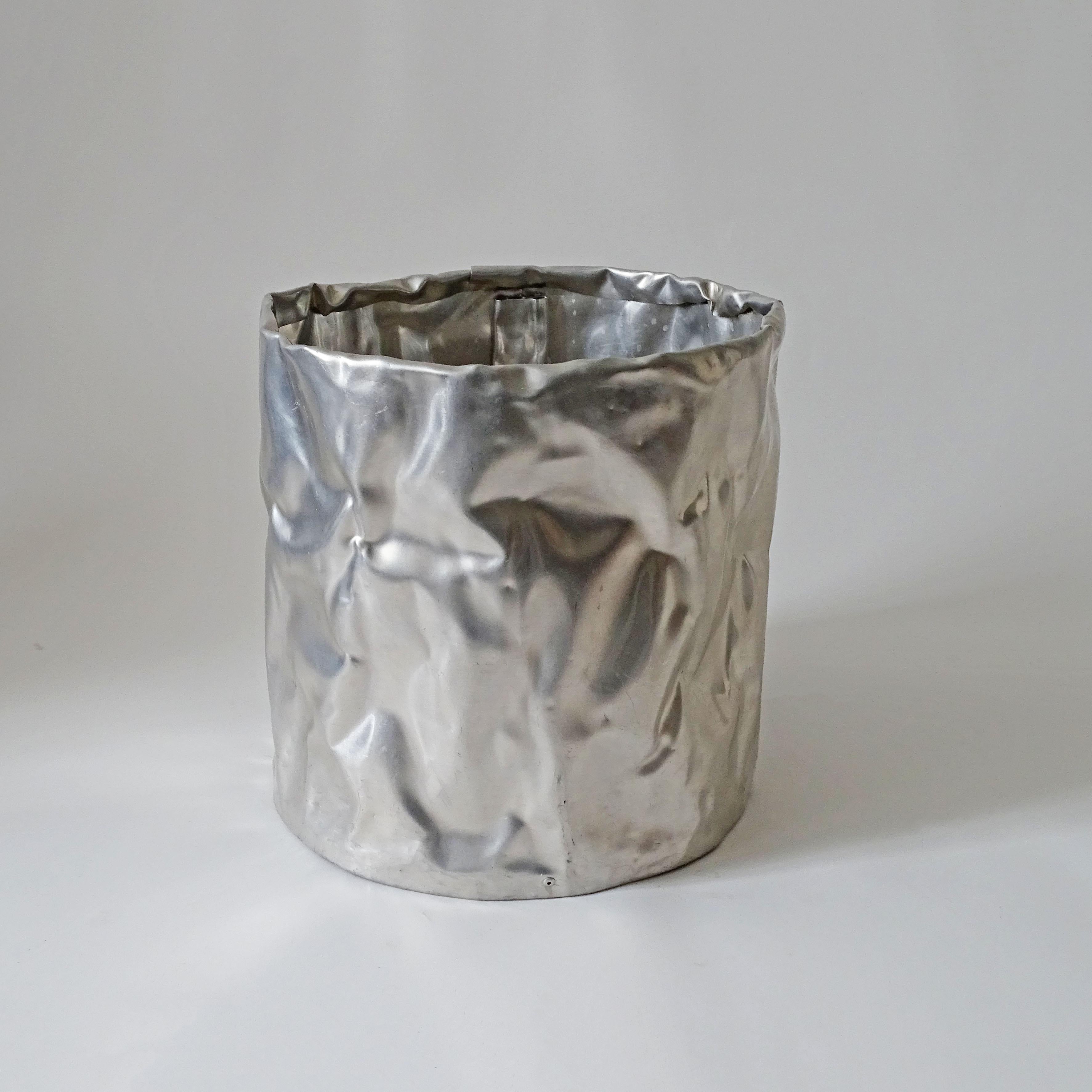 Ein genieteter, gehämmerter und geformter Papierkorb aus Aluminiumblech.
Ähnlich wie die Werke von Shlomo Harush.