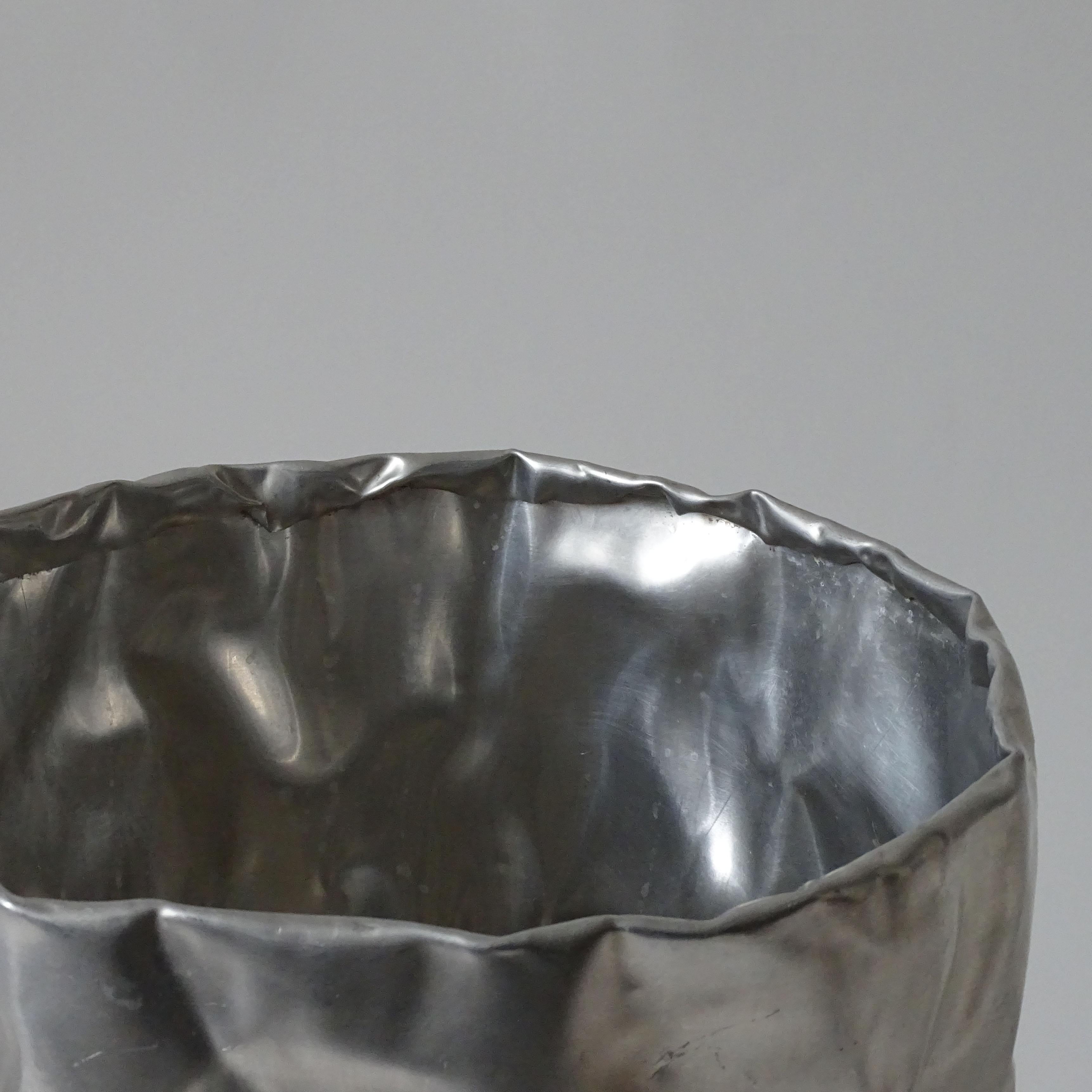 Genietete, gehämmerte und geformte Papierkörbe aus Aluminiumblech (Europäisch) im Angebot