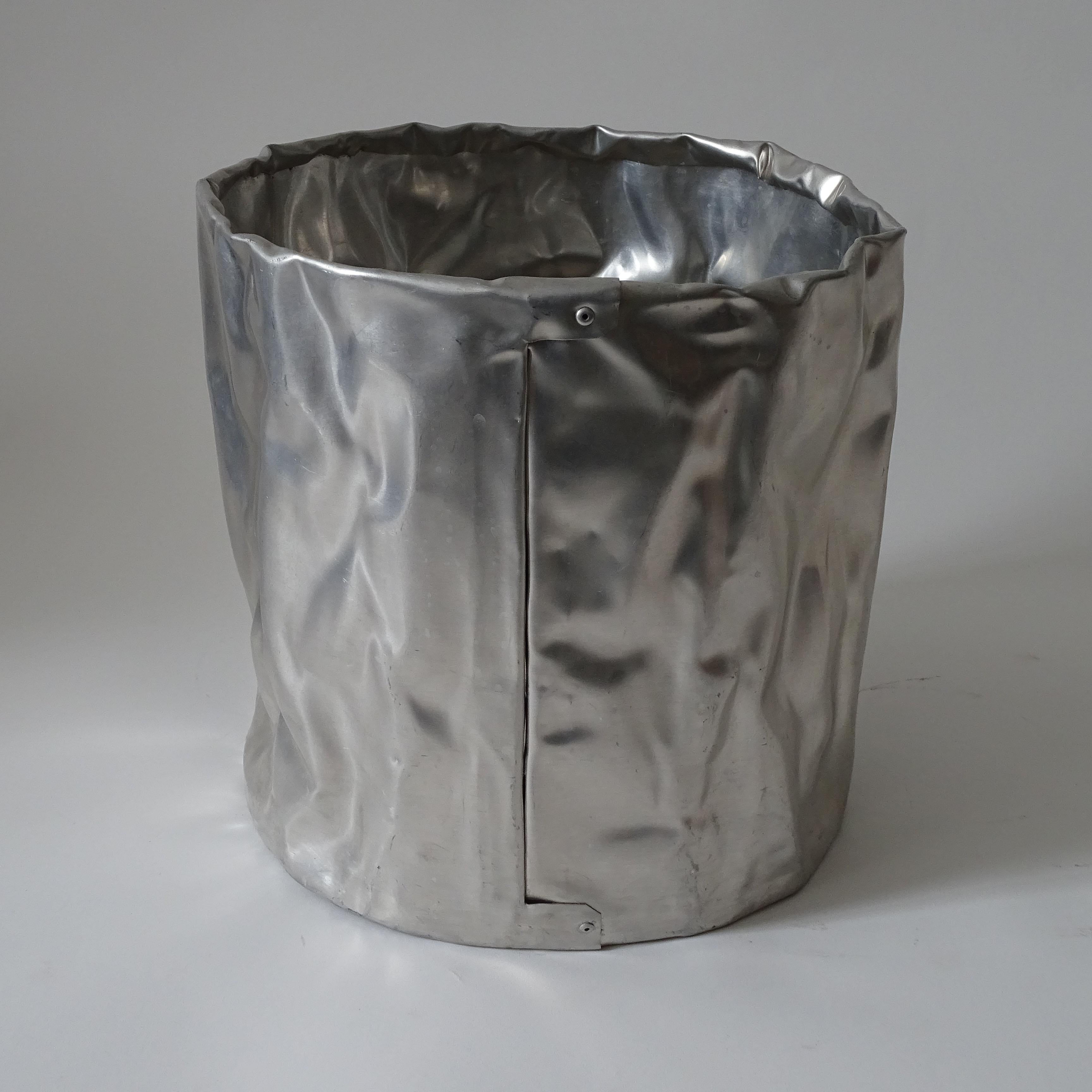 Riveted, Hammered and Formed Aluminum Sheet Paper Waste Basket In Good Condition For Sale In Milan, IT