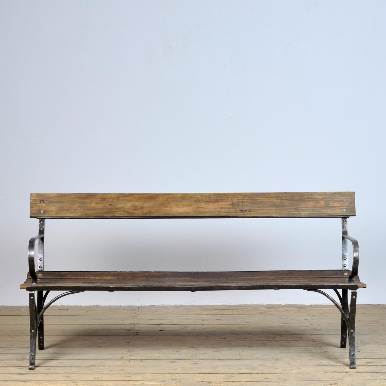 Garden bench from the 1920s. With a heavily riveted iron base. Very nice vintage condition. 