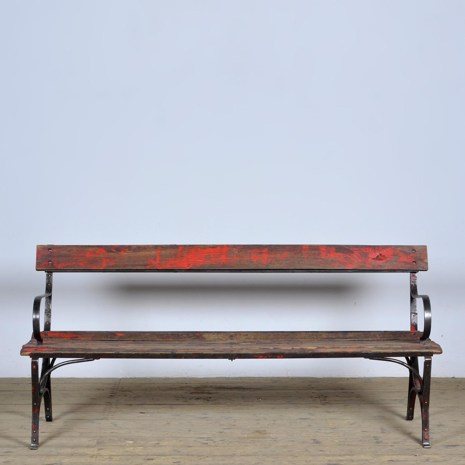 Garden bench from the 1920s. With a heavily riveted iron base. Very nice vintage condition. Seat height: 42 cm. 