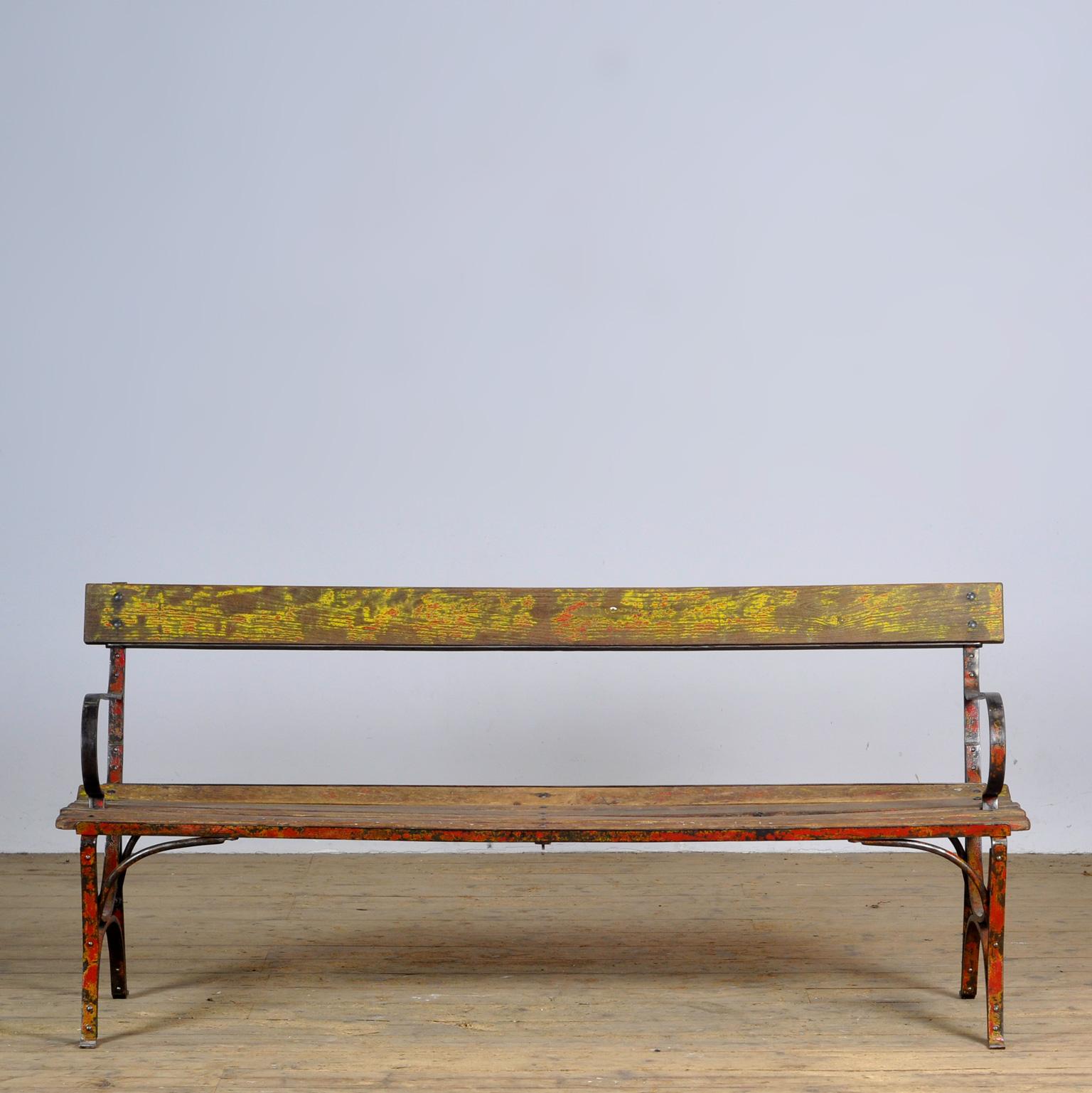  Garden bench from the 1920s. With a heavy riveted iron base. Very nice vintage condition. Seat height: 42 cm. 