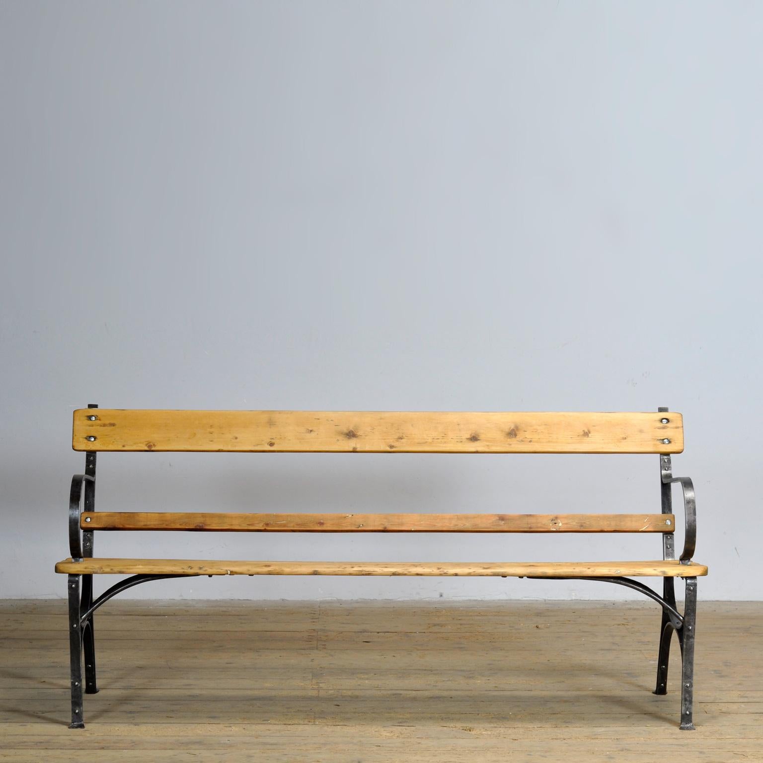 Banco de jardín de los años veinte. Con una pesada base de hierro remachado. Muy buen estado vintage. Altura del asiento: 42 cm. 