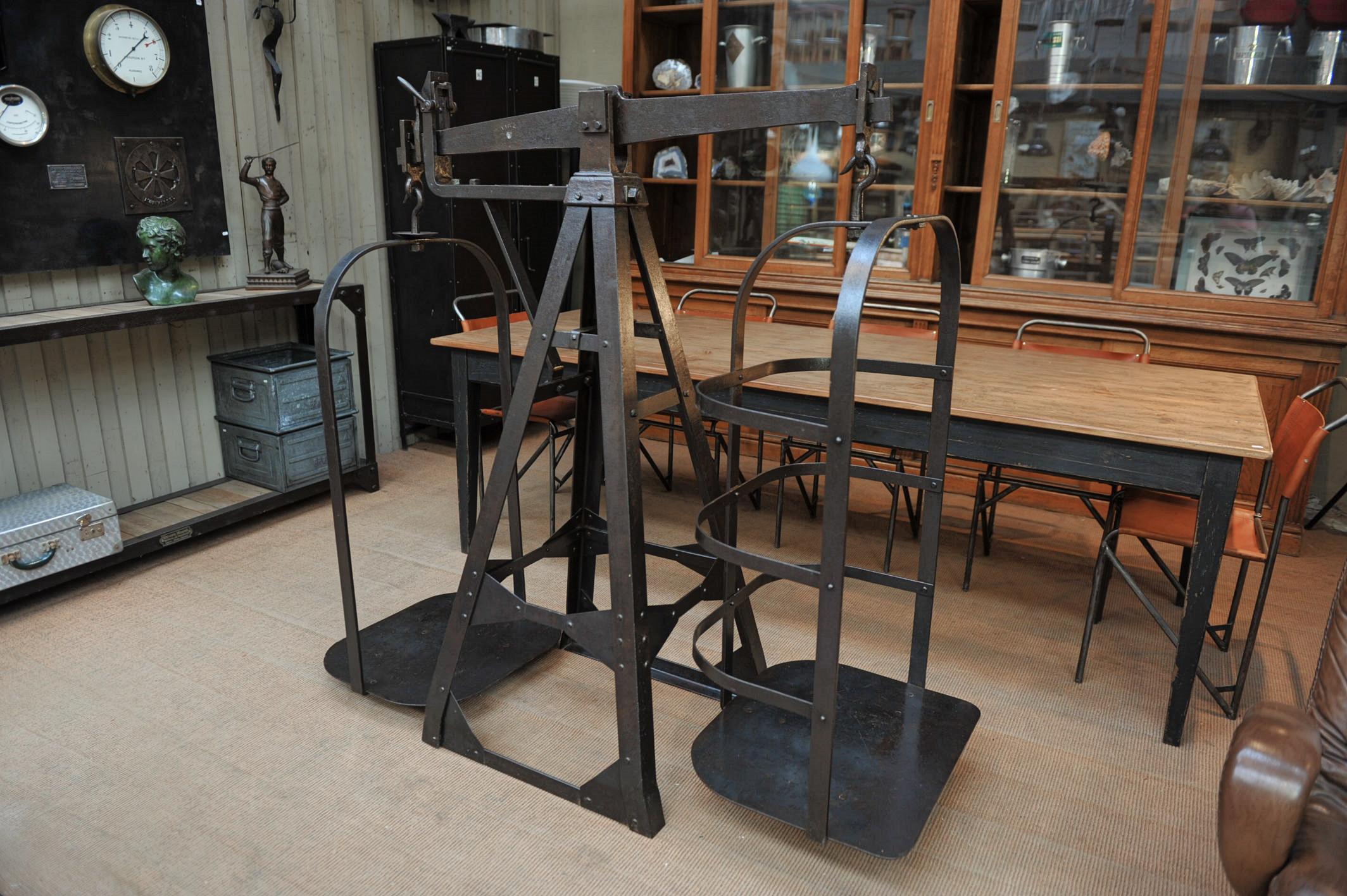 Large riveted polished iron industrial commerce scale by J.bruyninckx & Fils (Bruxelles Belgium), circa 1920. 


 