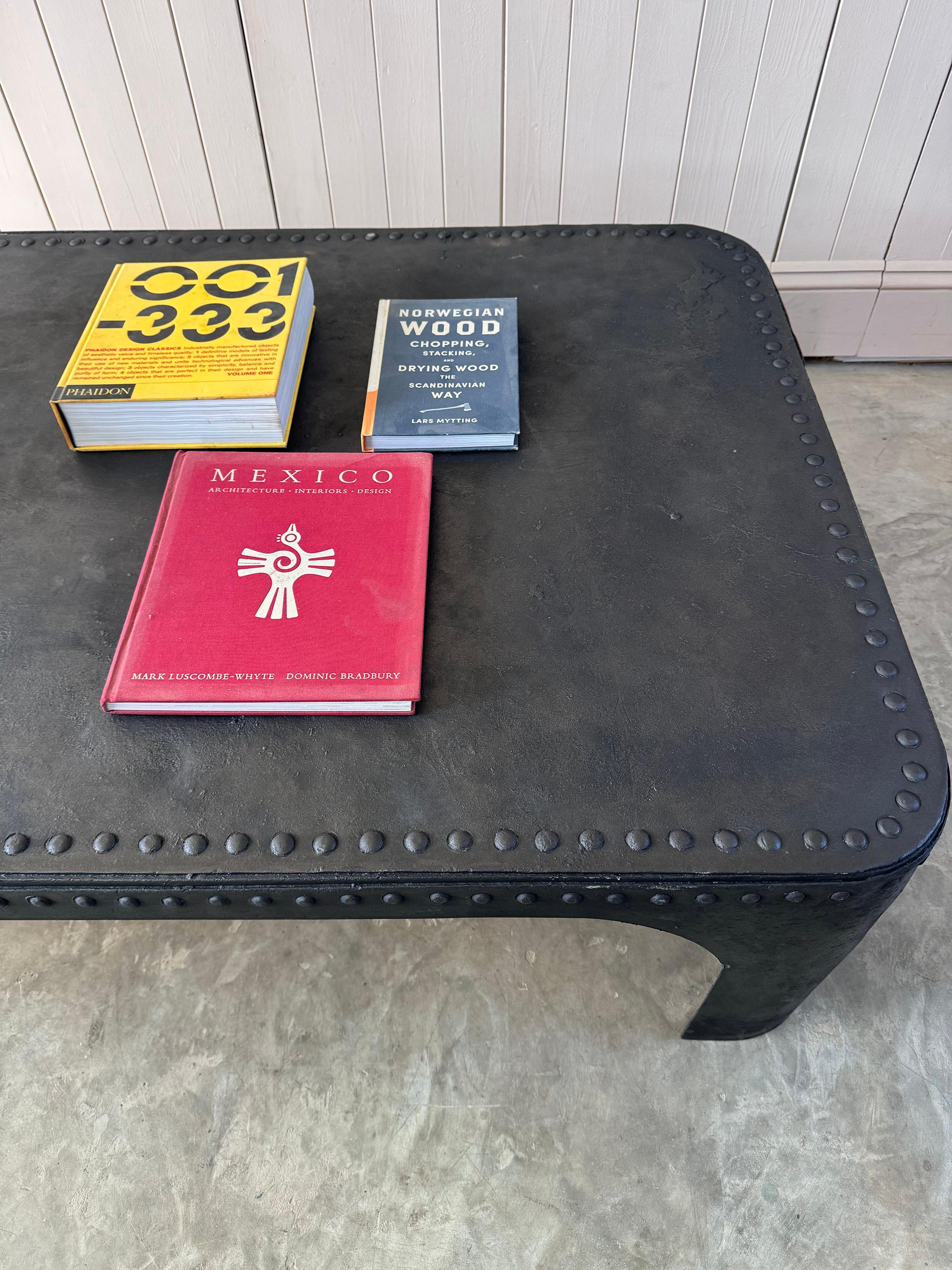 Table basse en acier riveté recréée à partir d'un réservoir d'eau antique du Mid Century Antiques en vente 3