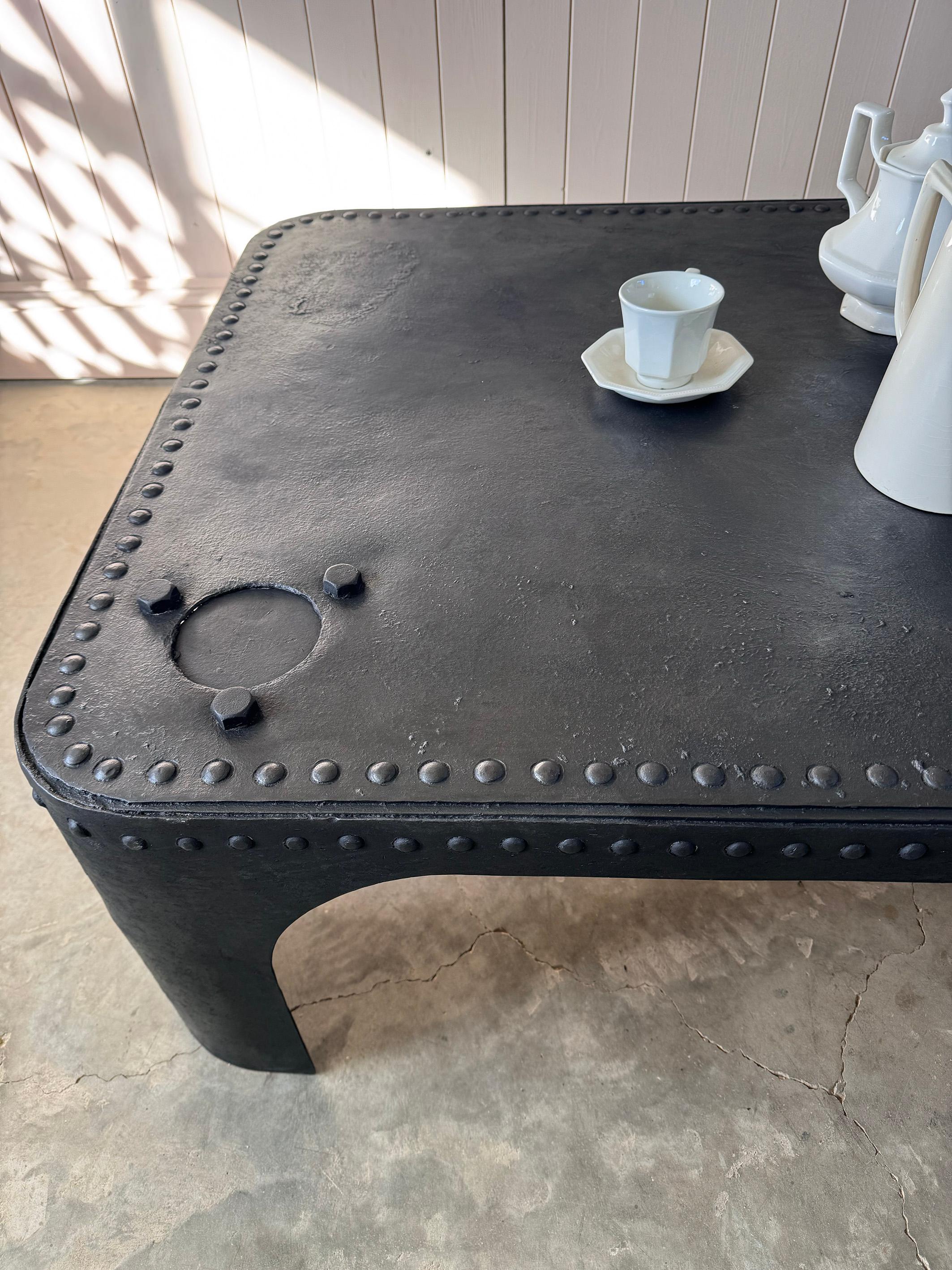 Table basse en acier riveté recréée à partir d'un réservoir d'eau antique du Mid Century Antiques en vente 4