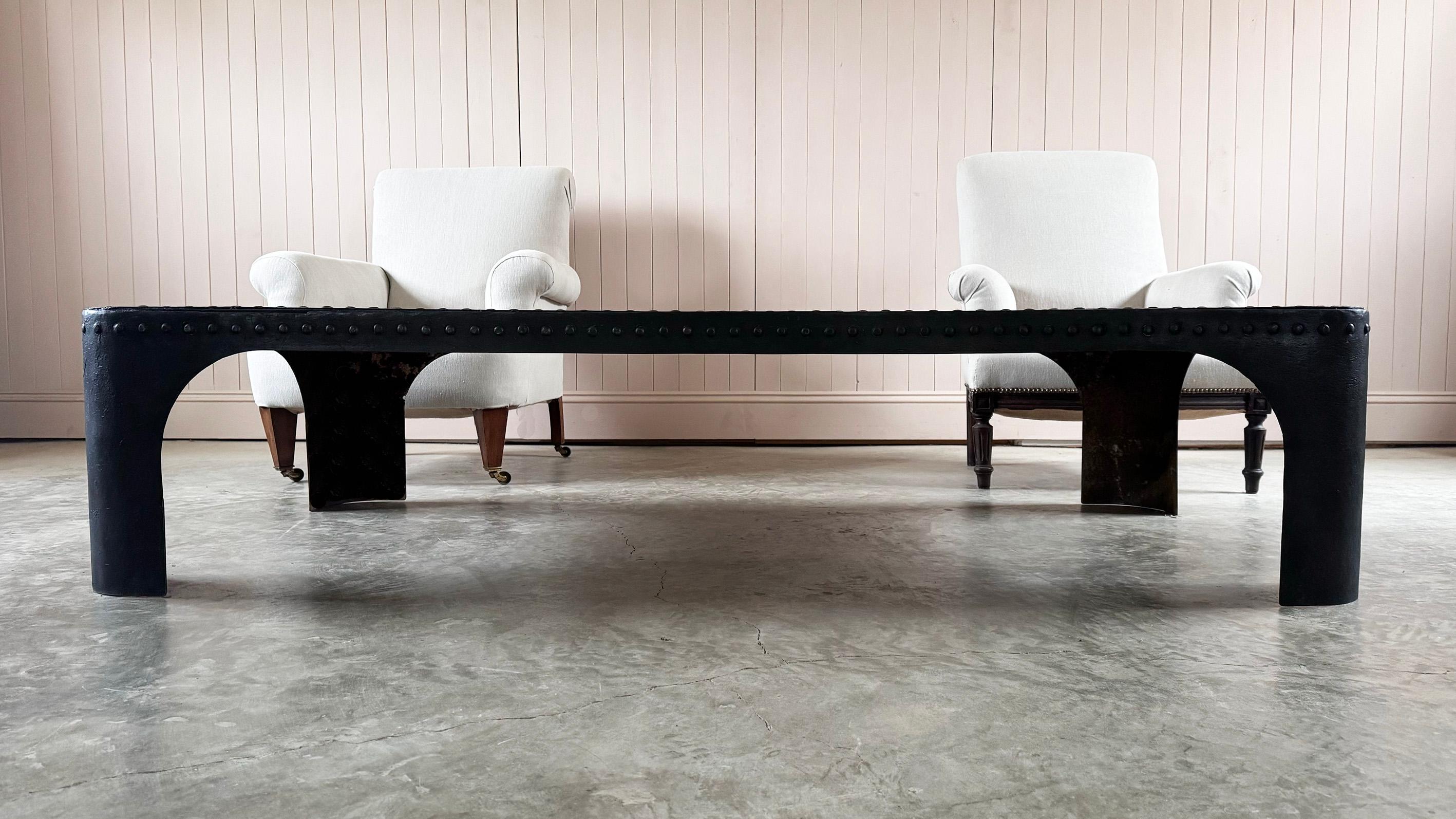 Cette fantastique table basse a été fabriquée à partir d'un réservoir d'eau riveté datant du milieu du 19e siècle. Il a été recréé à partir de son utilisation première, pour devenir ce fabuleux bâtiment.  table basse qui aurait été fabriquée dans