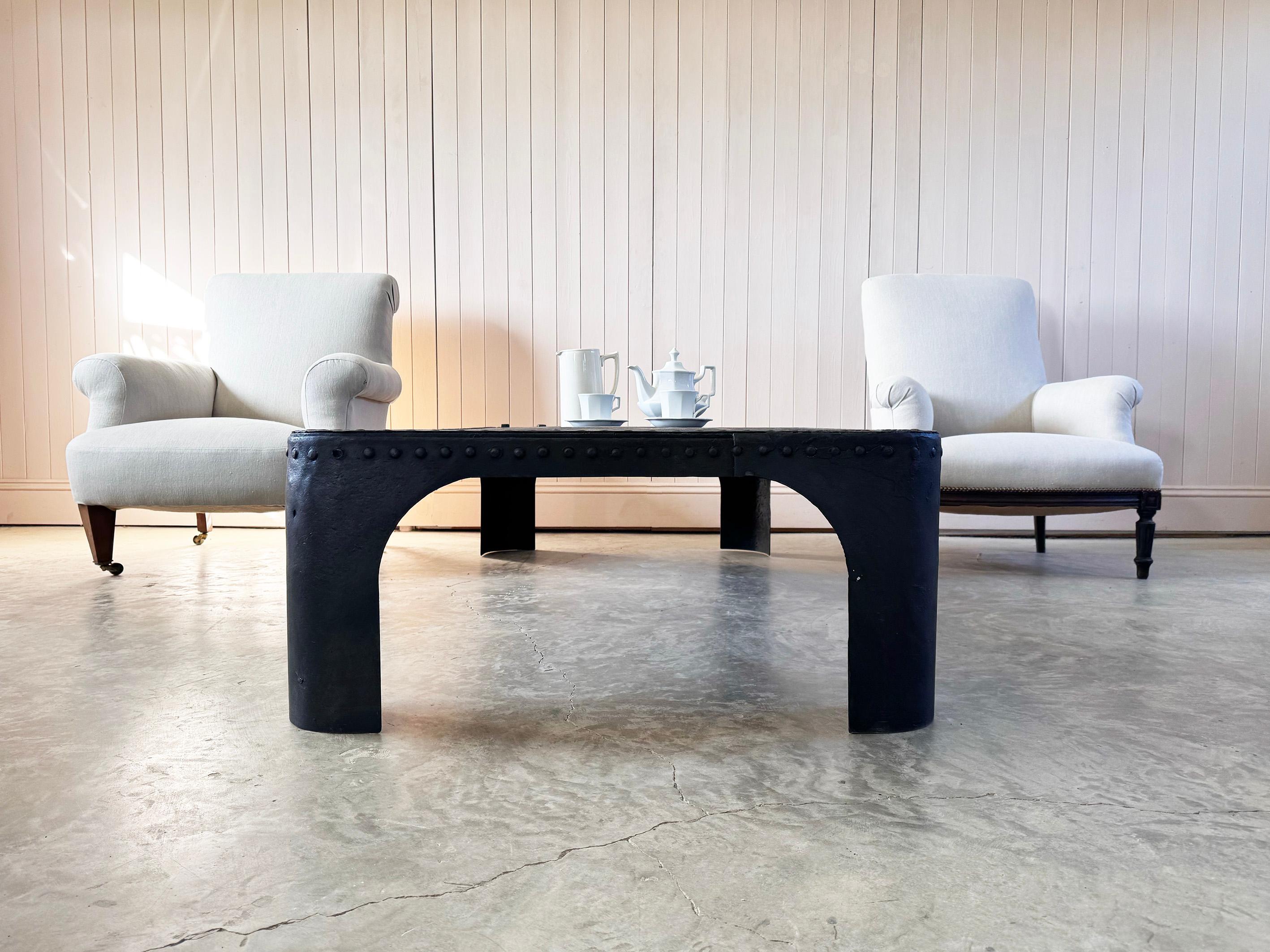 Industriel Table basse en acier riveté recréée à partir d'un réservoir d'eau antique du Mid Century Antiques en vente