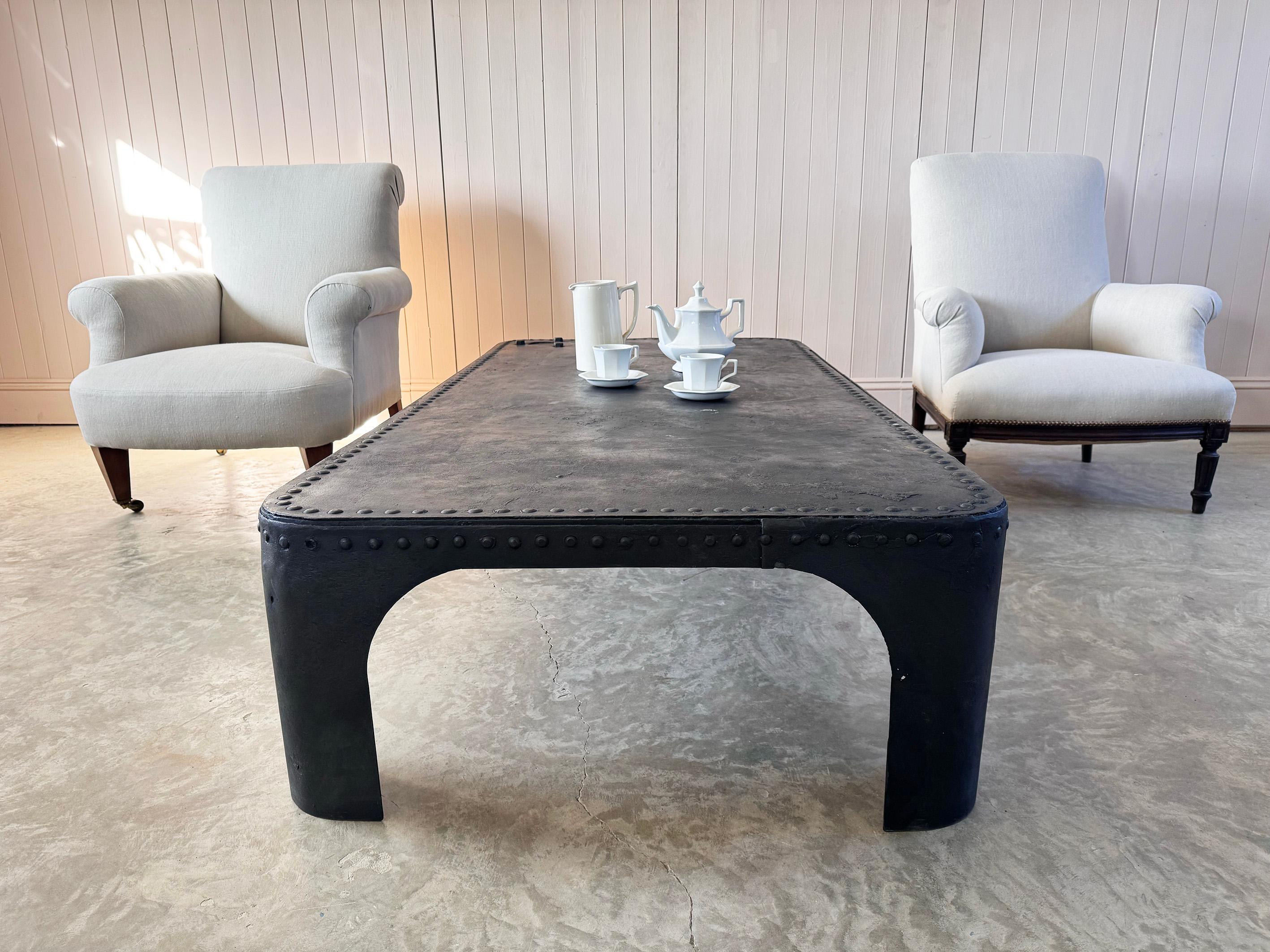 Français Table basse en acier riveté recréée à partir d'un réservoir d'eau antique du Mid Century Antiques en vente