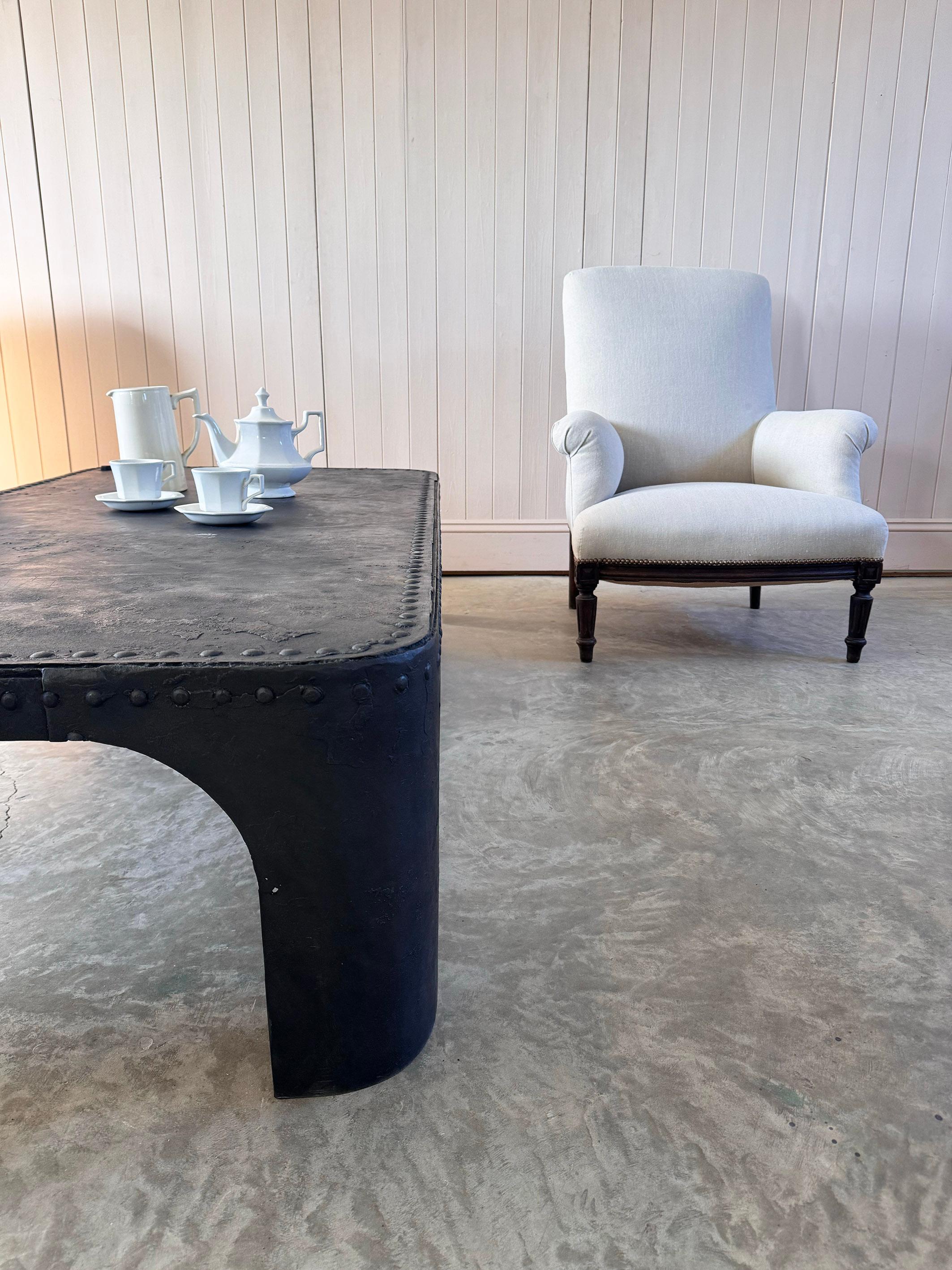 Table basse en acier riveté recréée à partir d'un réservoir d'eau antique du Mid Century Antiques Bon état - En vente à Cirencester, GB