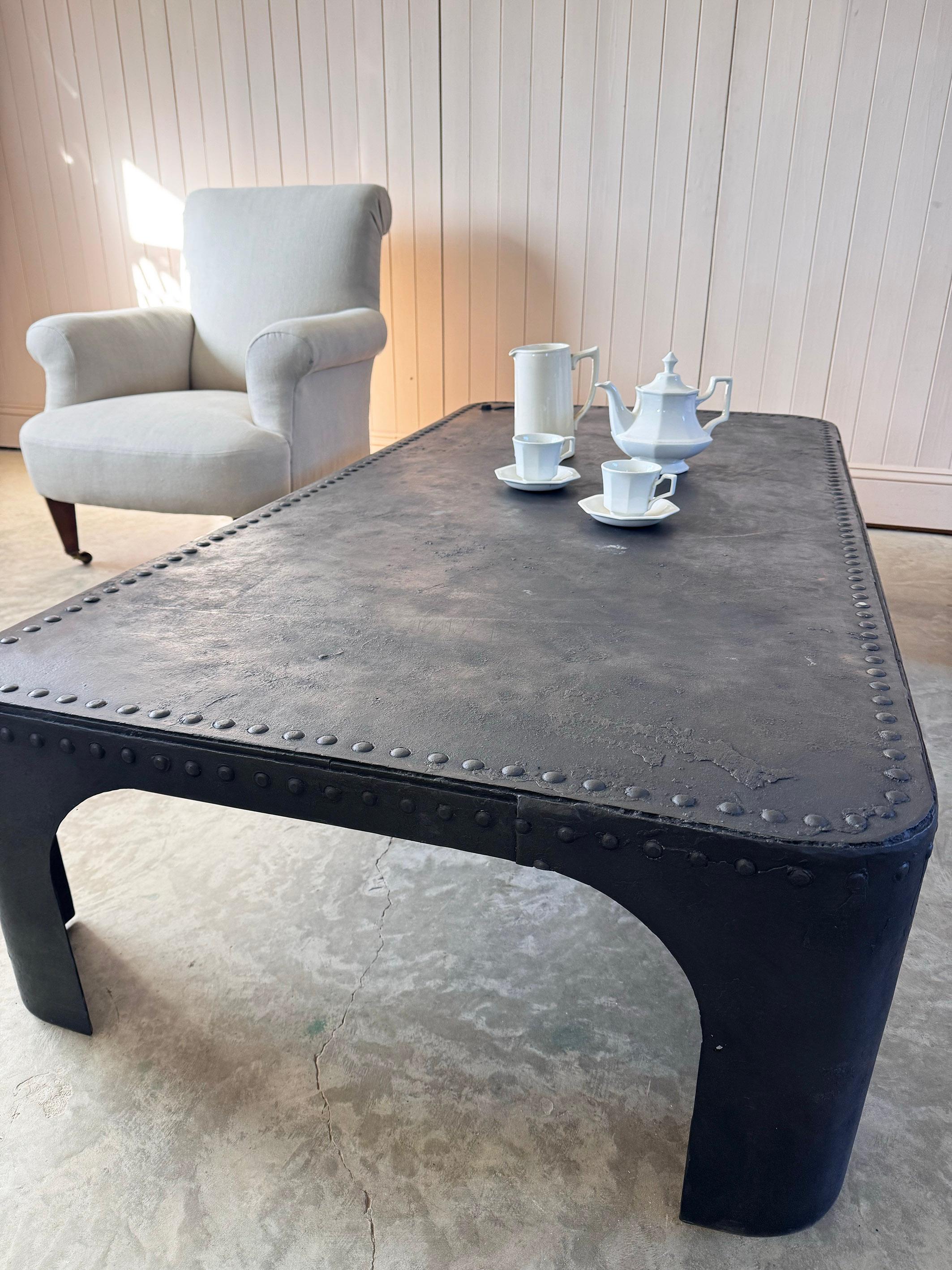 XIXe siècle Table basse en acier riveté recréée à partir d'un réservoir d'eau antique du Mid Century Antiques en vente