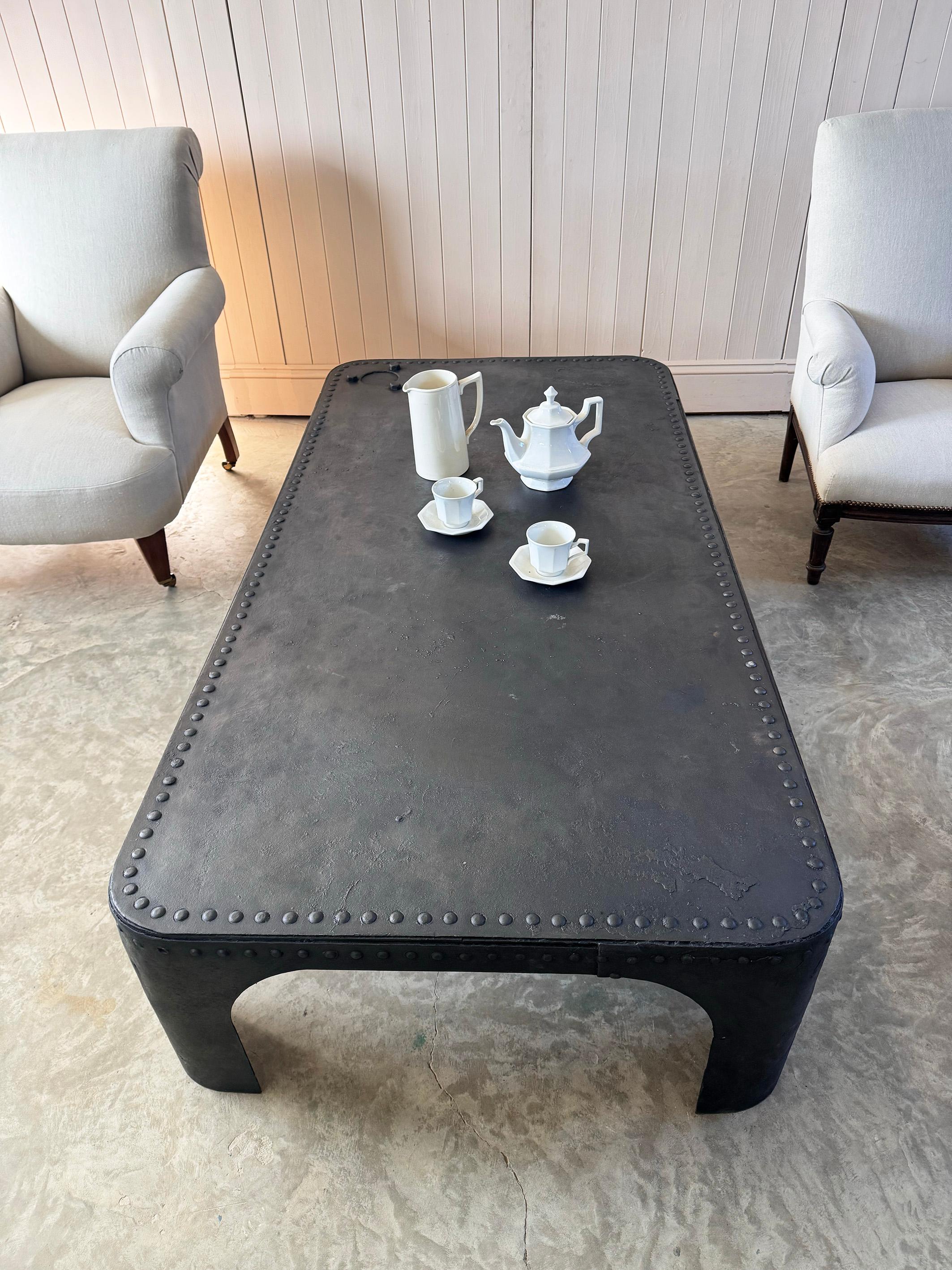 Acier Table basse en acier riveté recréée à partir d'un réservoir d'eau antique du Mid Century Antiques en vente