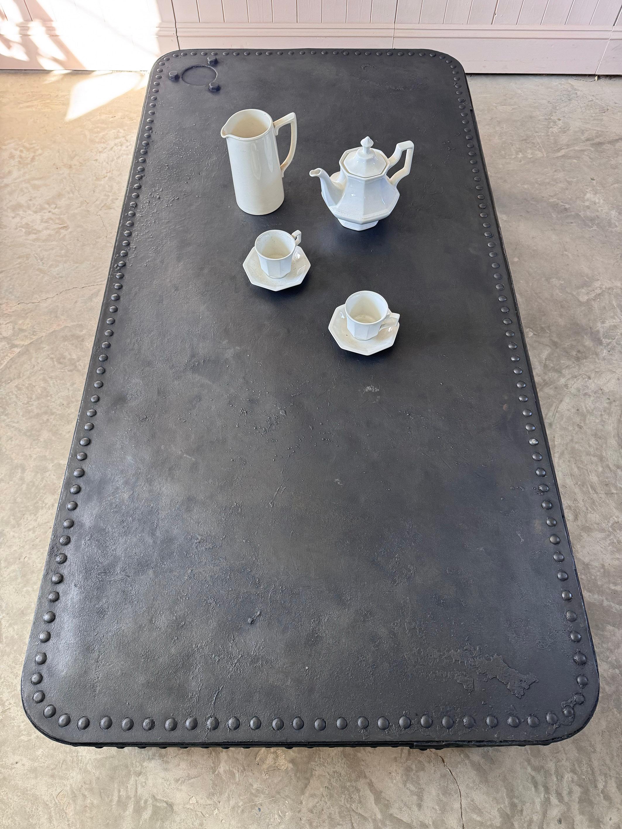 Table basse en acier riveté recréée à partir d'un réservoir d'eau antique du Mid Century Antiques en vente 2