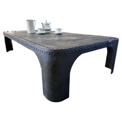 Table basse en acier riveté recréée à partir d'un réservoir d'eau antique du Mid Century Antiques