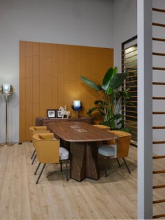 Riviera è una sedia con uno schienale in cuoio, struttura in metallo verniciato