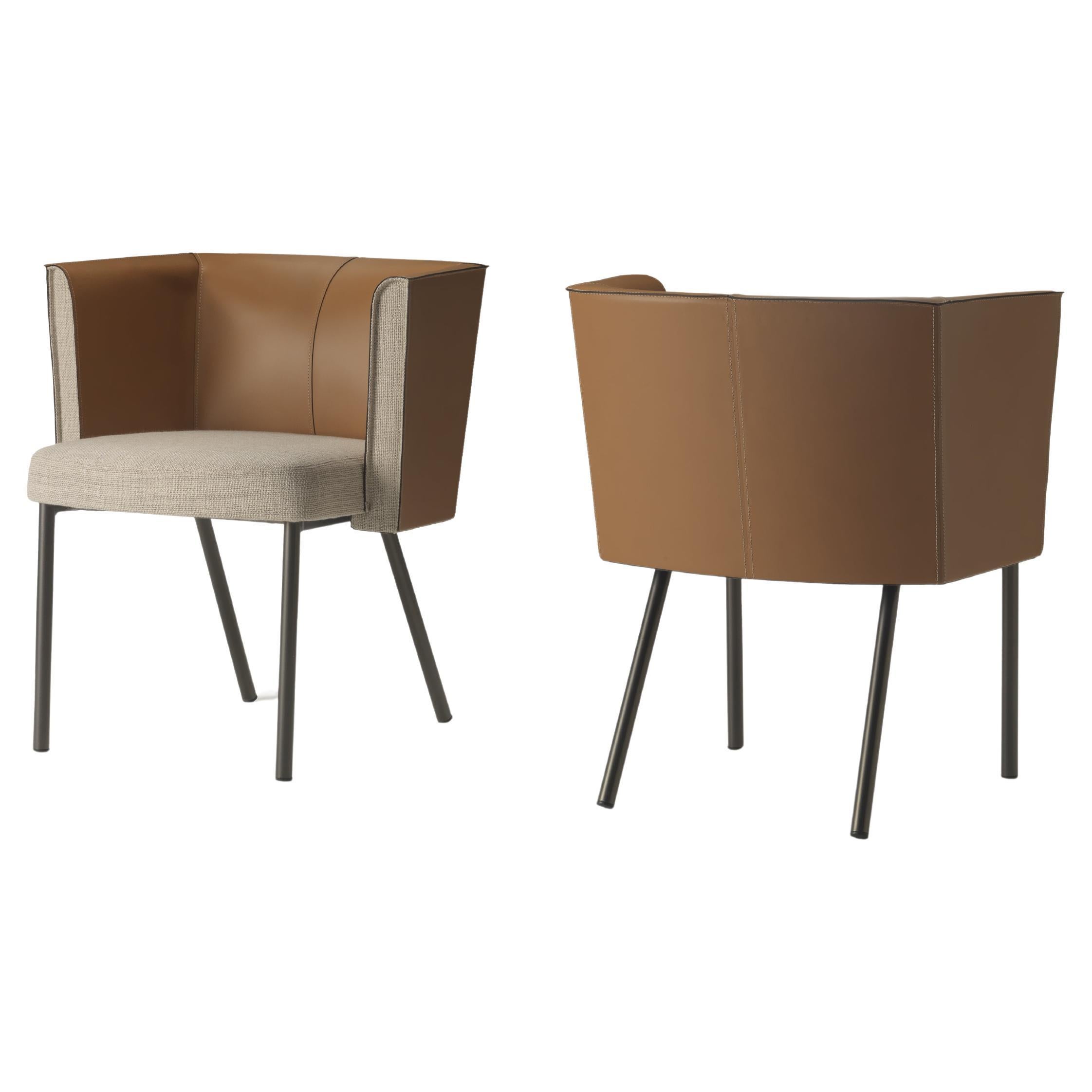 Riviera est une chaise avec dossier en cuir, structure en métal peint