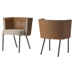 Riviera est une chaise avec dossier en cuir, structure en métal peint