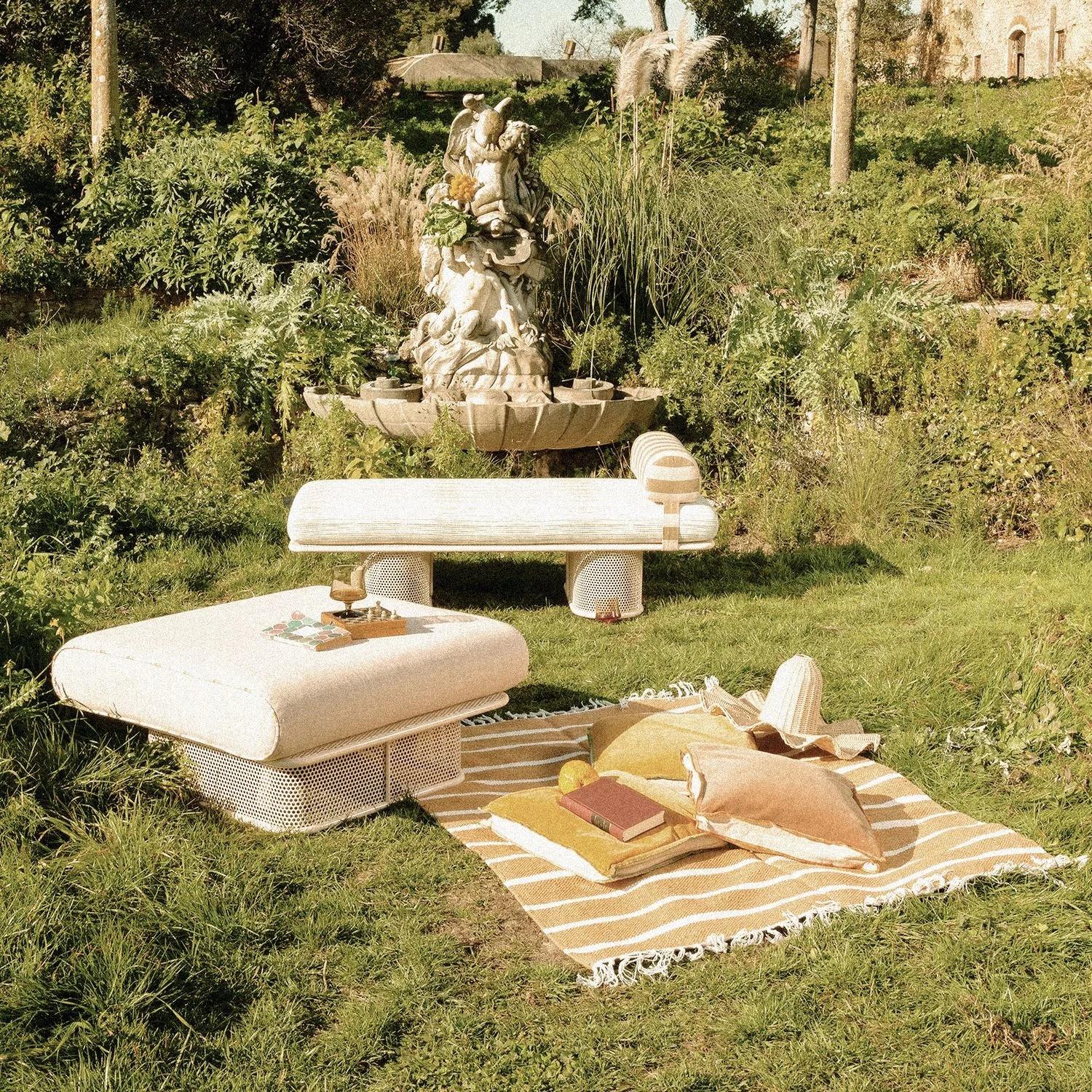Portugais Banc Riviera 180cm en métal laqué or et tissu à rayures pour l'extérieur en vente