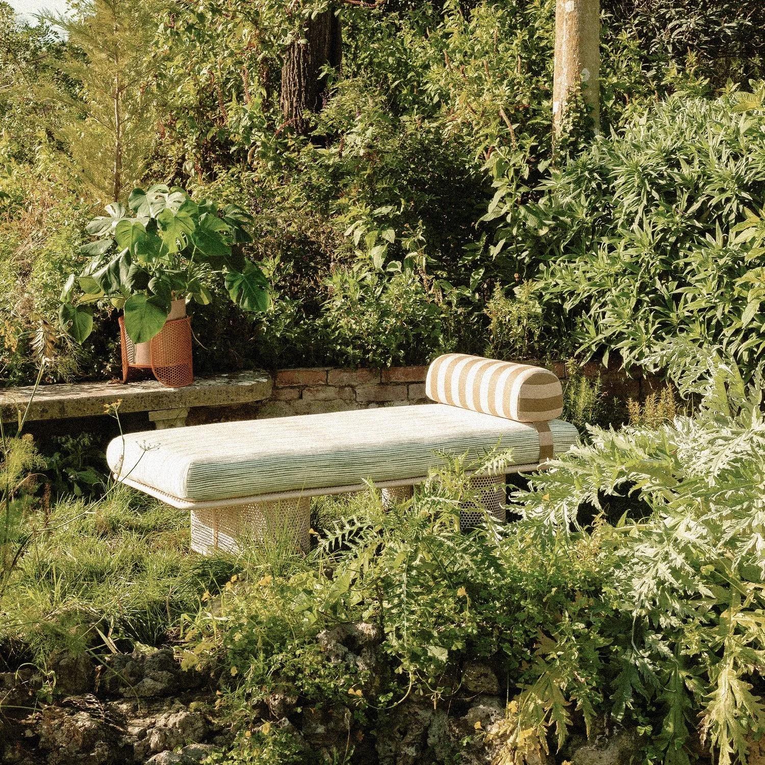 Postmoderne Banc Riviera 180cm en métal ivoire laqué et tissu à rayures pour l'extérieur en vente