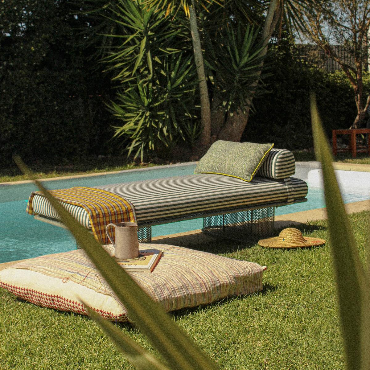 Banc Riviera 180cm en métal ivoire laqué et tissu à rayures pour l'extérieur en vente 1