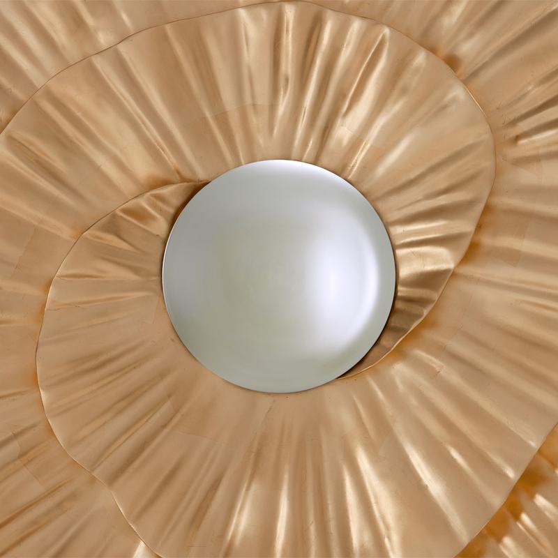 Spiegel Riviera mit Rahmen aus handgeschnitztem Mahagoni
holz. Mit Goldmalerei aus dem 21. Jahrhundert. Mit Zentrum
konvexes Spiegelglas.