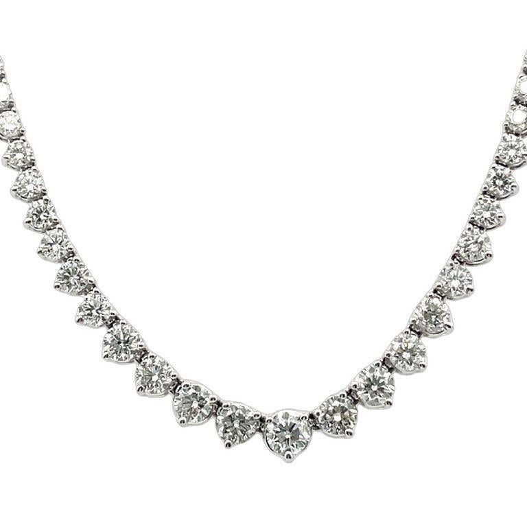 Ti presentiamo la splendida collana tennis con diamanti Riviera, un vero capolavoro. Questo straordinario pezzo presenta un brillante diamante centrale da 0,50 carati, circondato con eleganza da una serie di diamanti rotondi da 9,95 carati. I