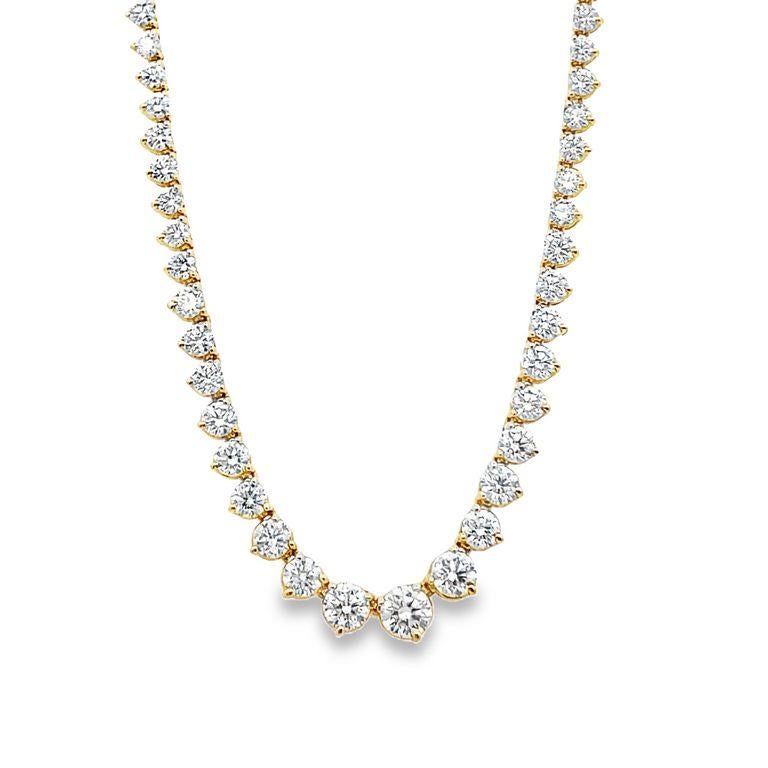 Permettez-nous de vous présenter l'époustouflant collier de tennis en diamants Riviera - un véritable chef-d'œuvre. Cette pièce extraordinaire présente un brillant diamant central de 0,66 CT, élégamment entouré d'un éblouissant éventail de diamants